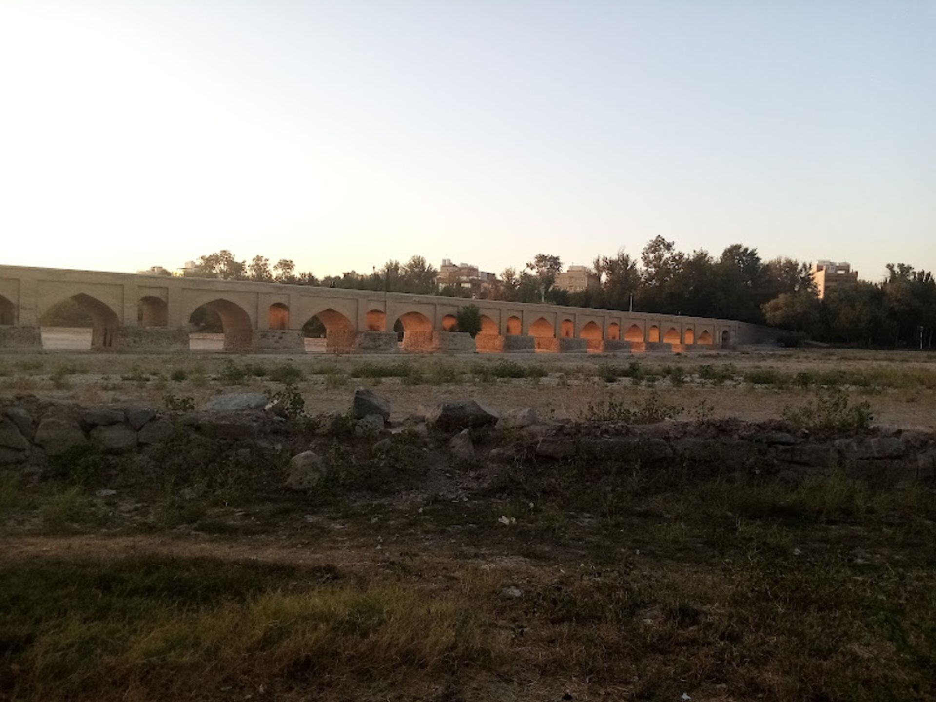 پل مارنان بر بستر خشک زاینده رود