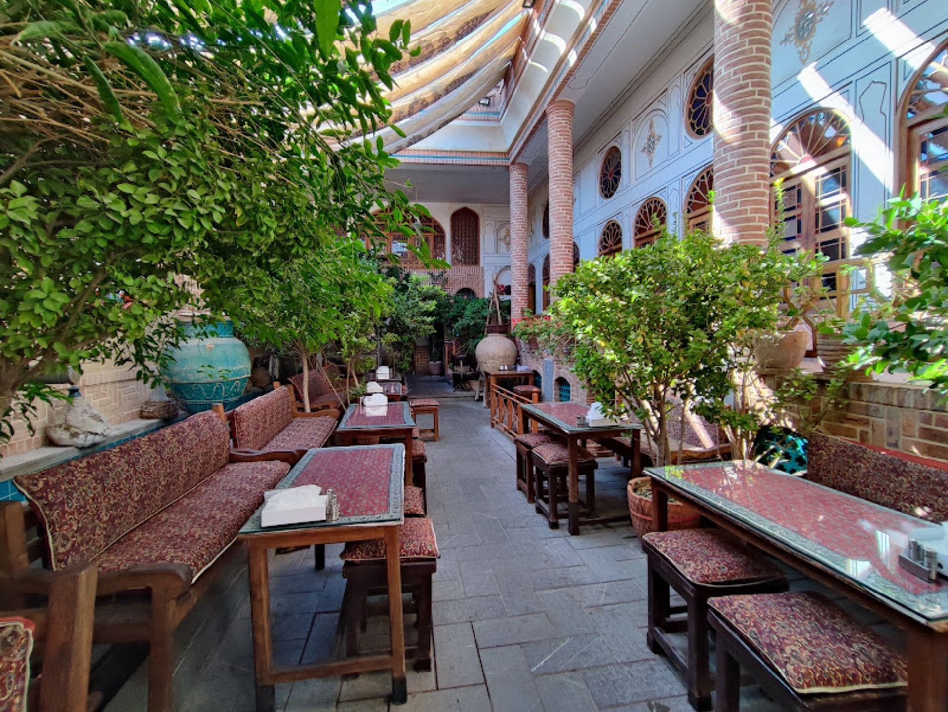 میز و صندلی های حیاط رستوران سنتی ترنج اصفهان