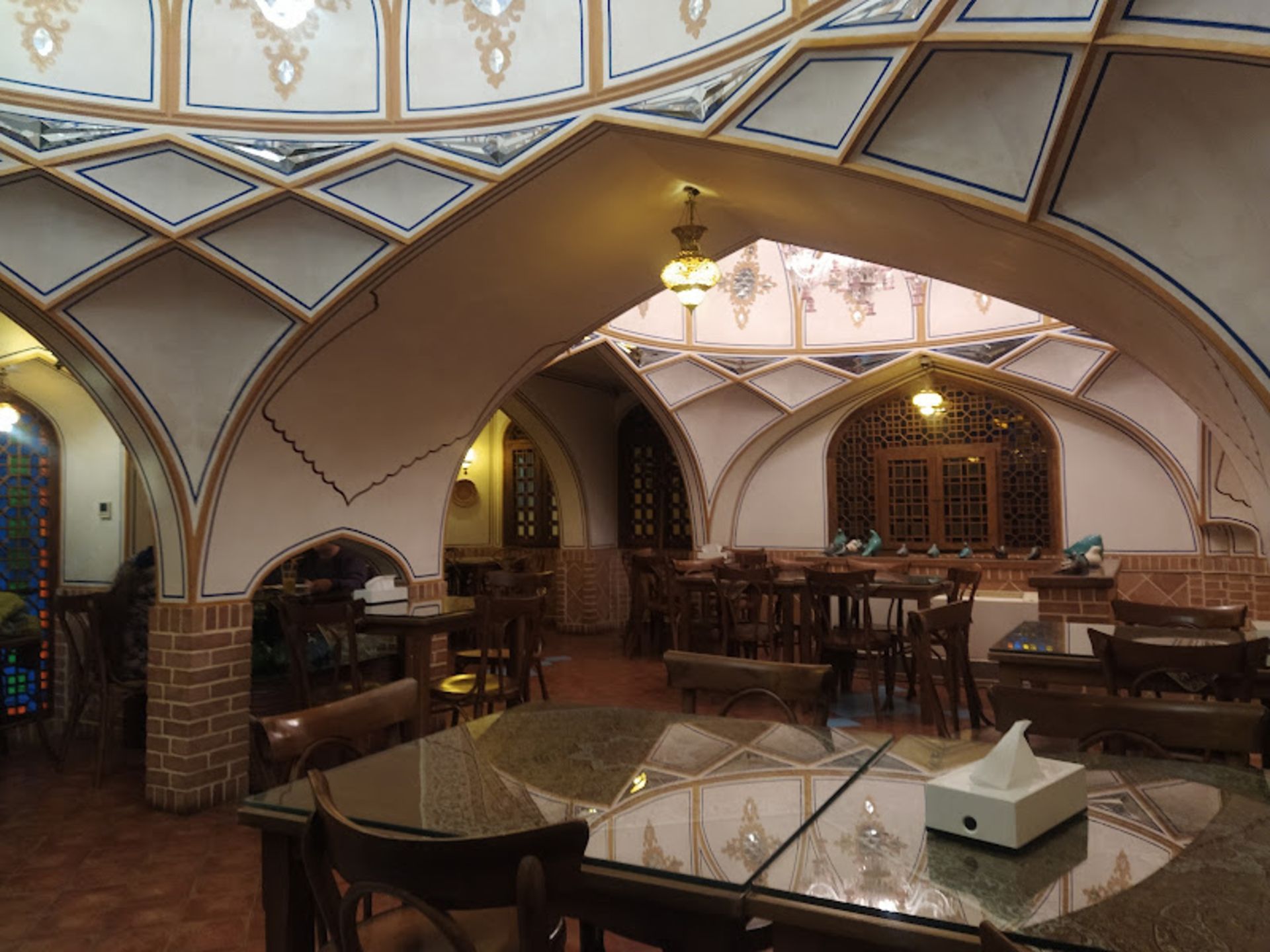 فضای سنتی رستوران ترنج اصفهان