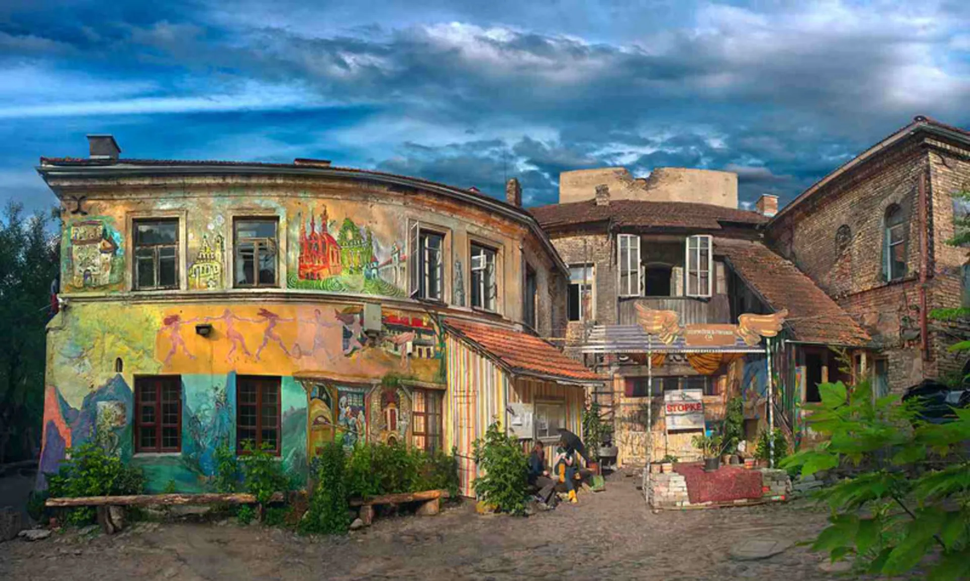 حیاط مرکز رشد هنری اوژوپیس با دیوارهای رنگی در لیتوانی