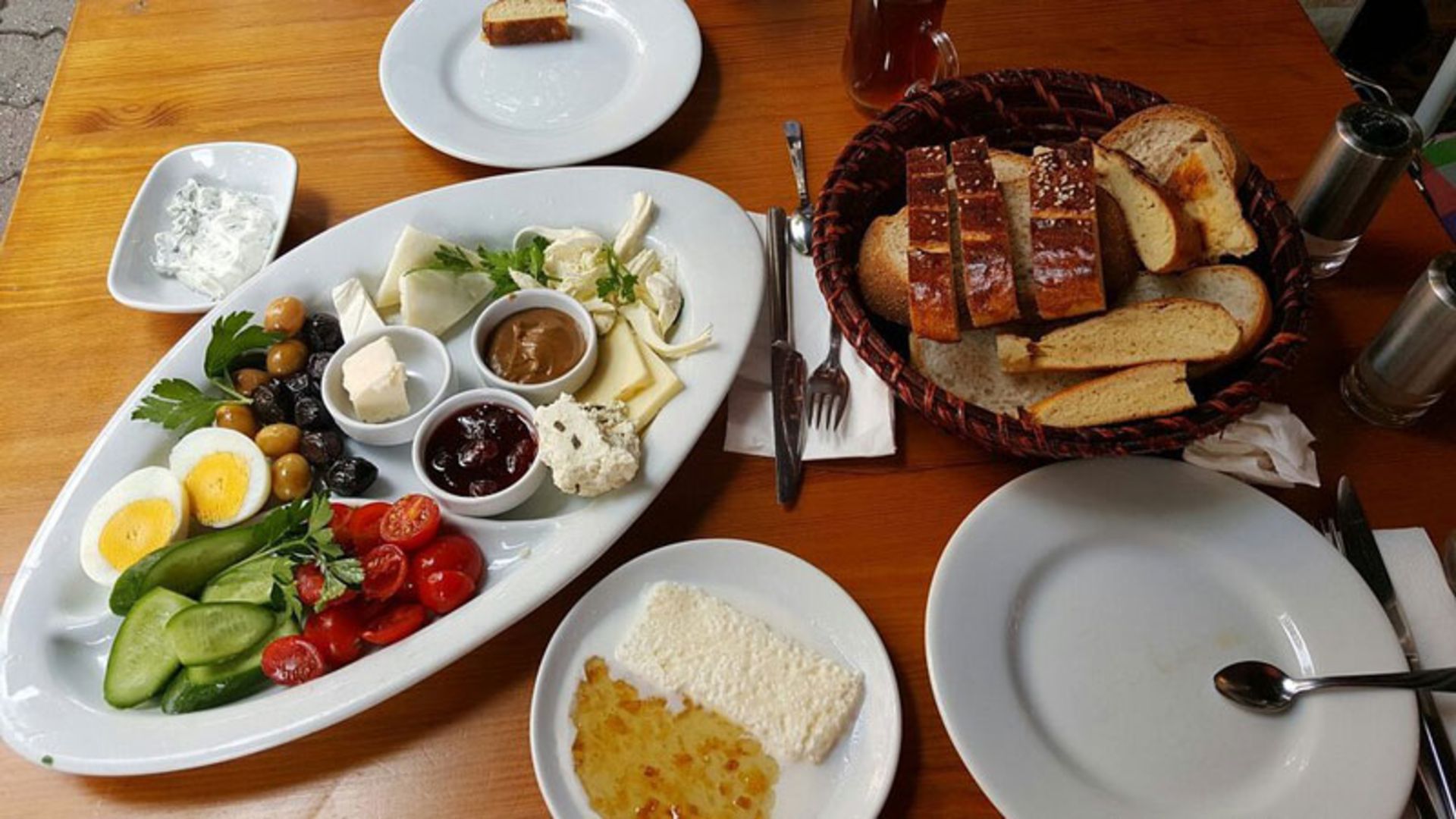 پنیرهای سنتی و سرشیر و عسل در کافه وان کاهوالتی اوی استانبول