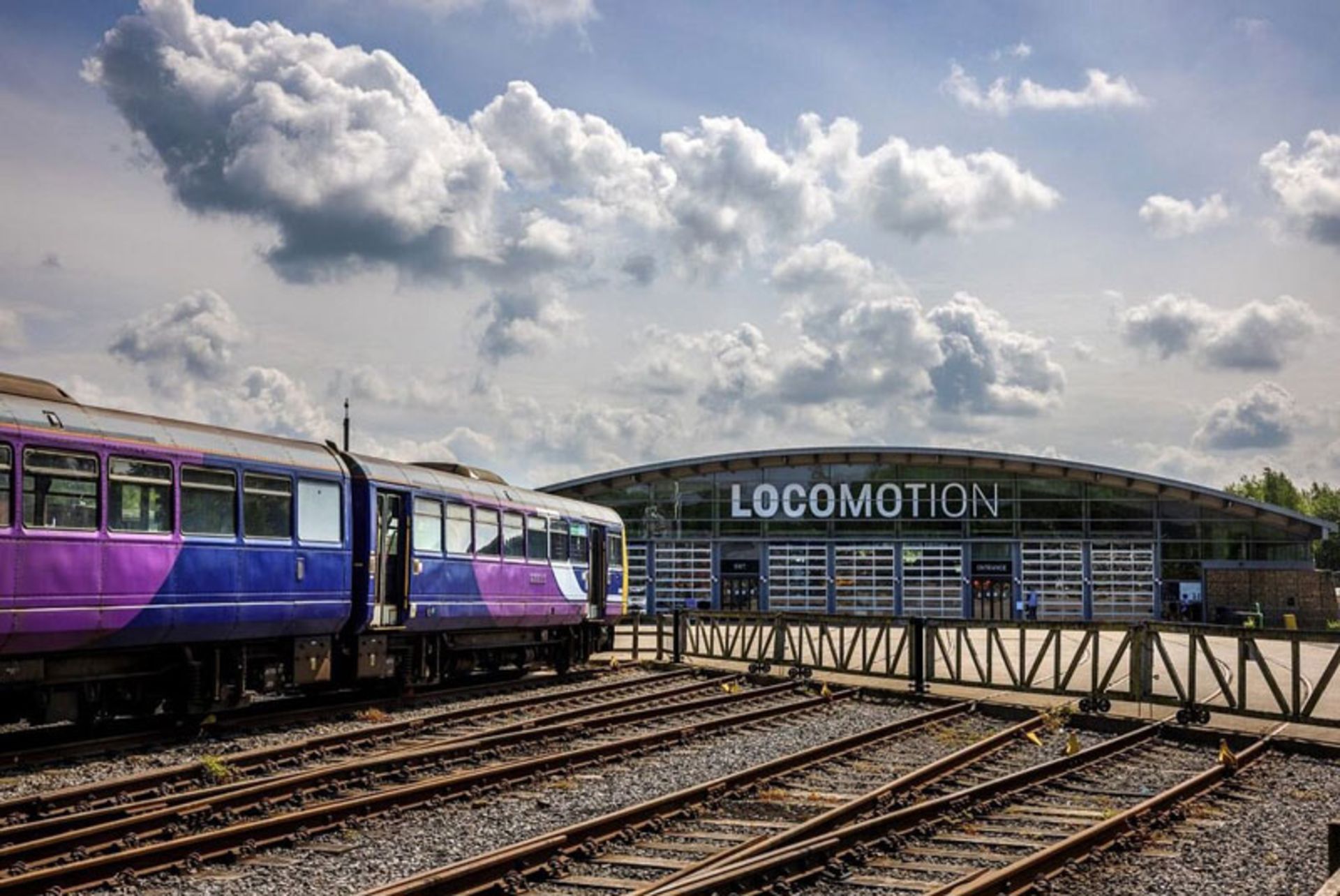 نمای ساختمان موزه لوکوموشن  و قطاری در خط آهن