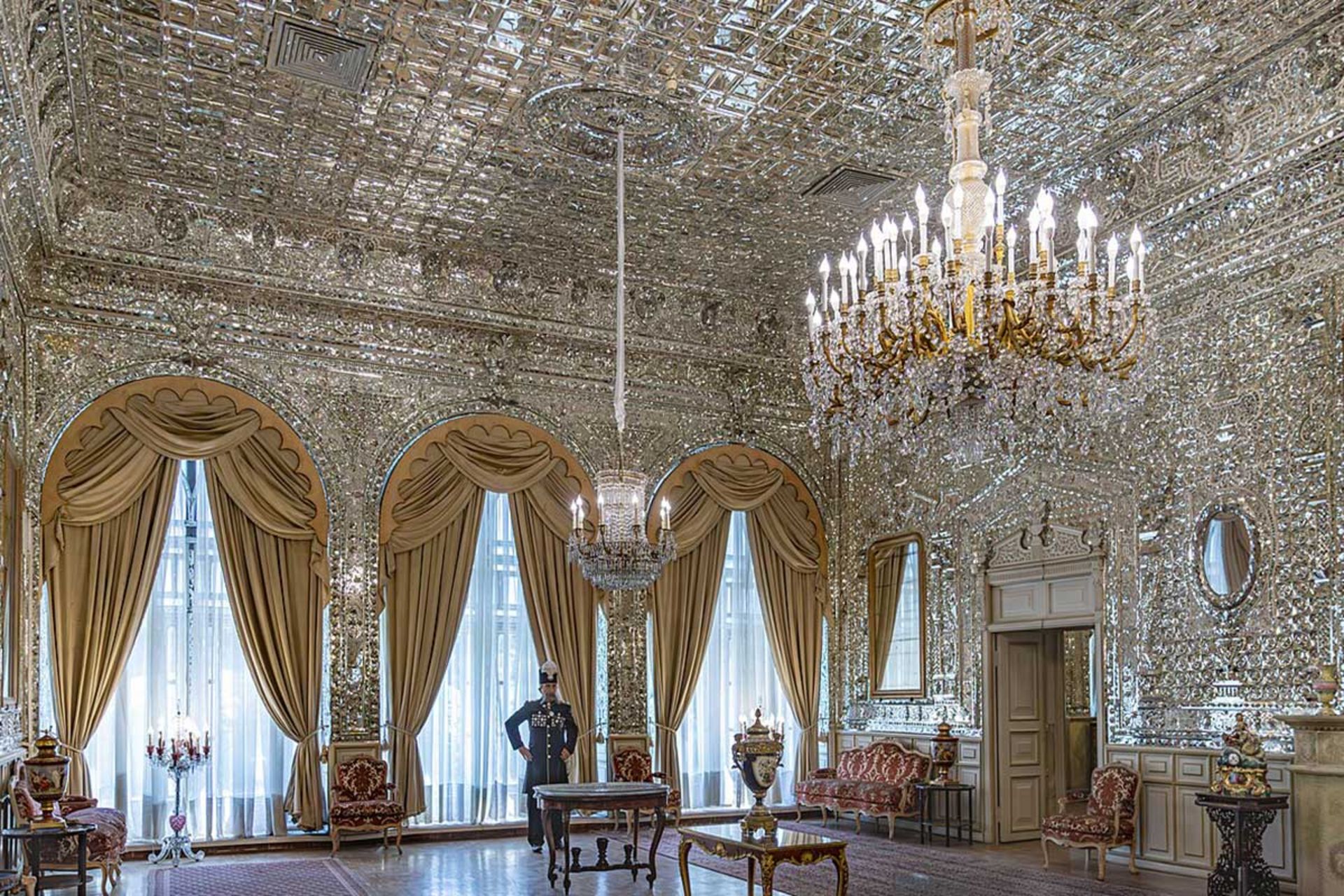 فضای داخلی تالار آینه کاخ گلستان