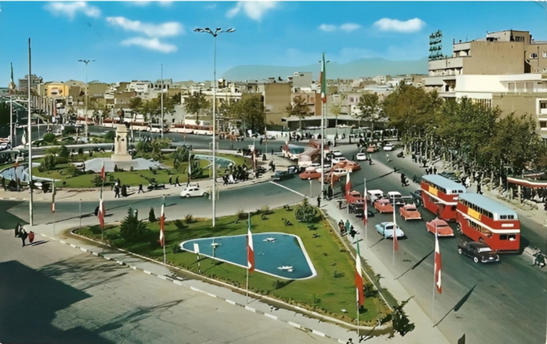 چهره باورنکردنی میدان انقلاب؛ سفری به قلب طهران قدیم 4 عکس تاریخی میدان انقلاب