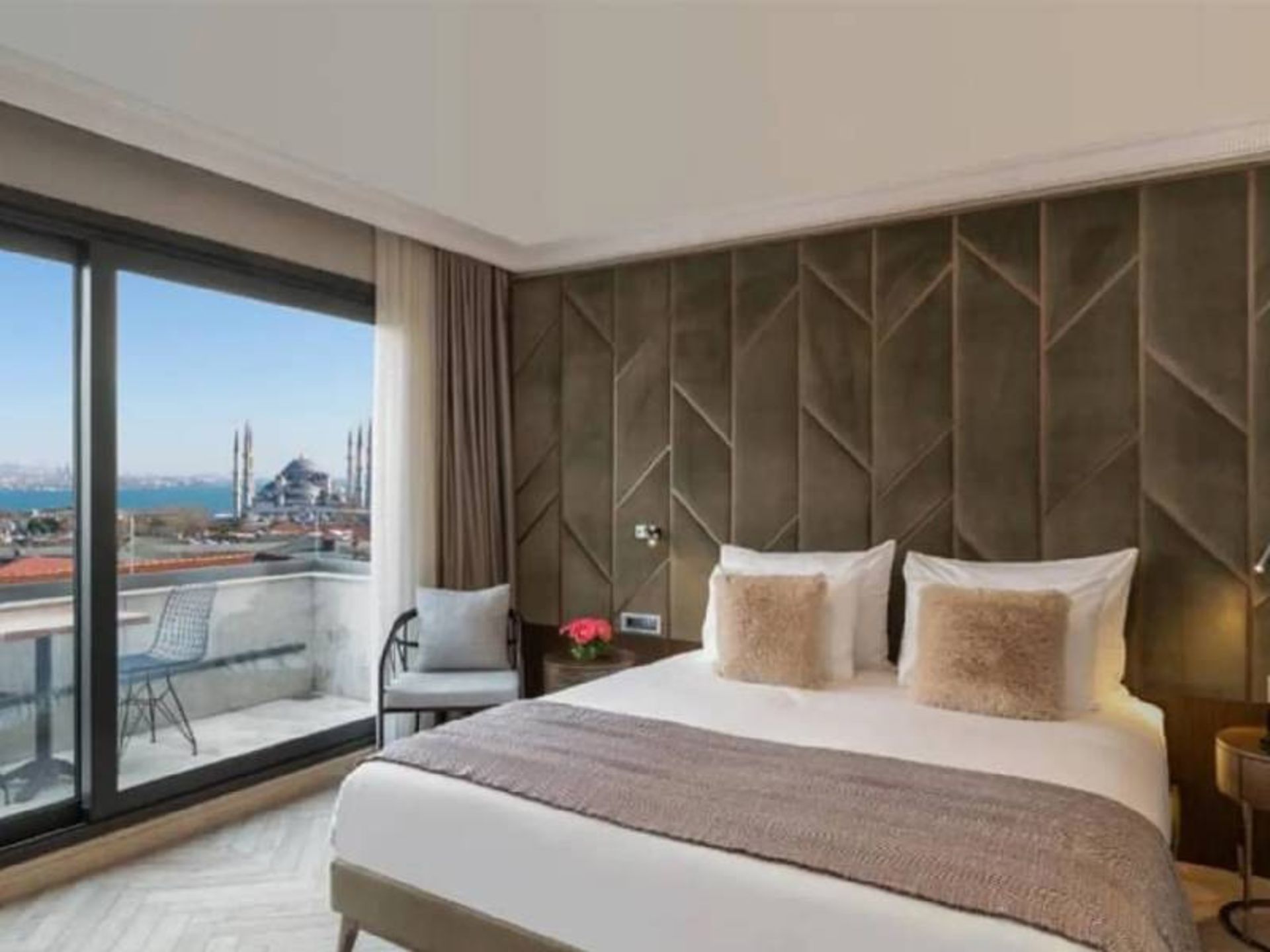 راهنمای رزرو هتل ۵ ستاره در کیش با بهترین قیمت 4 هتل کیش