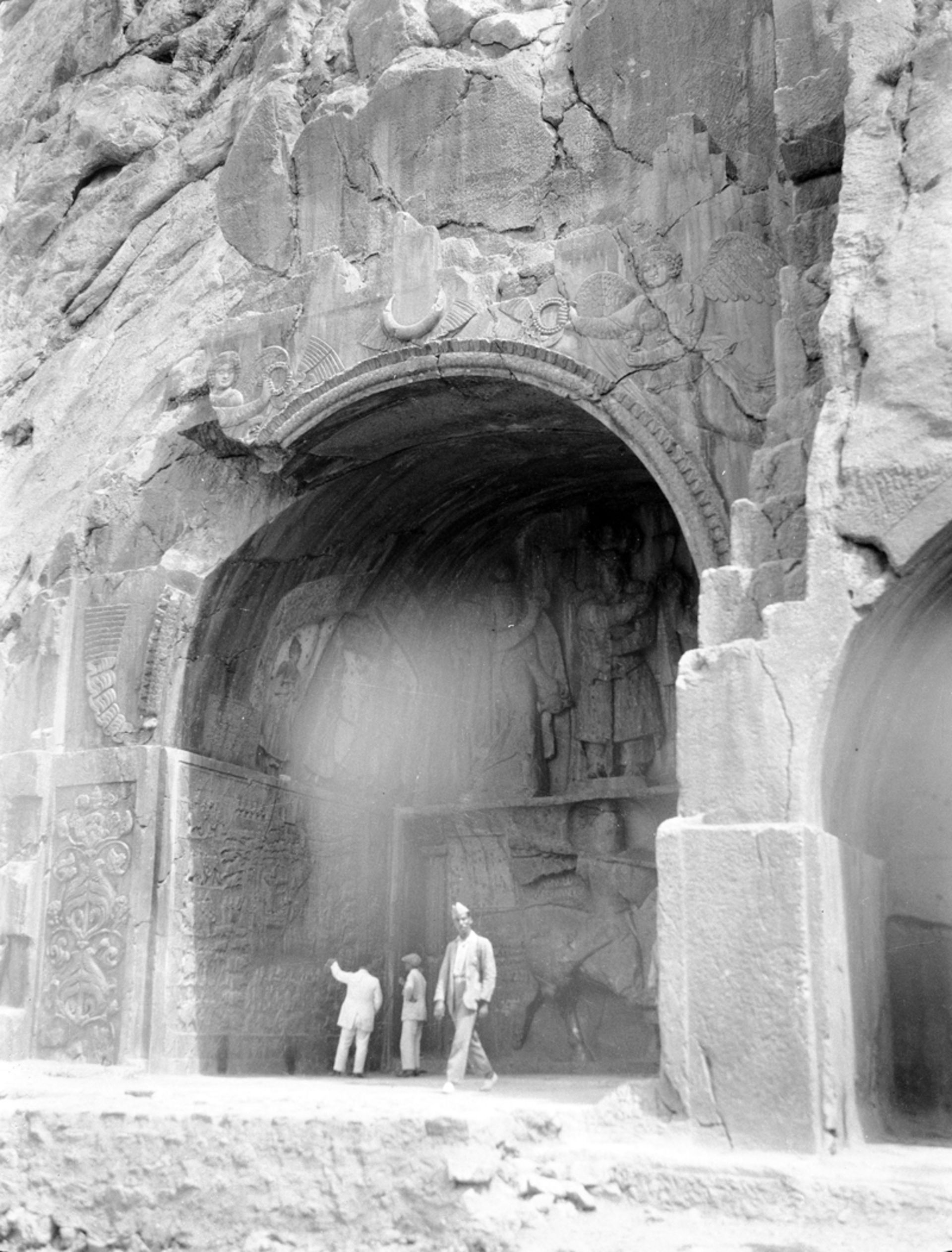 سفر به ۹۰ سال پیش؛ روزگاری که مردم به داخل طاقبستان میرفتند 4 عکس تاریخی طاق بستان