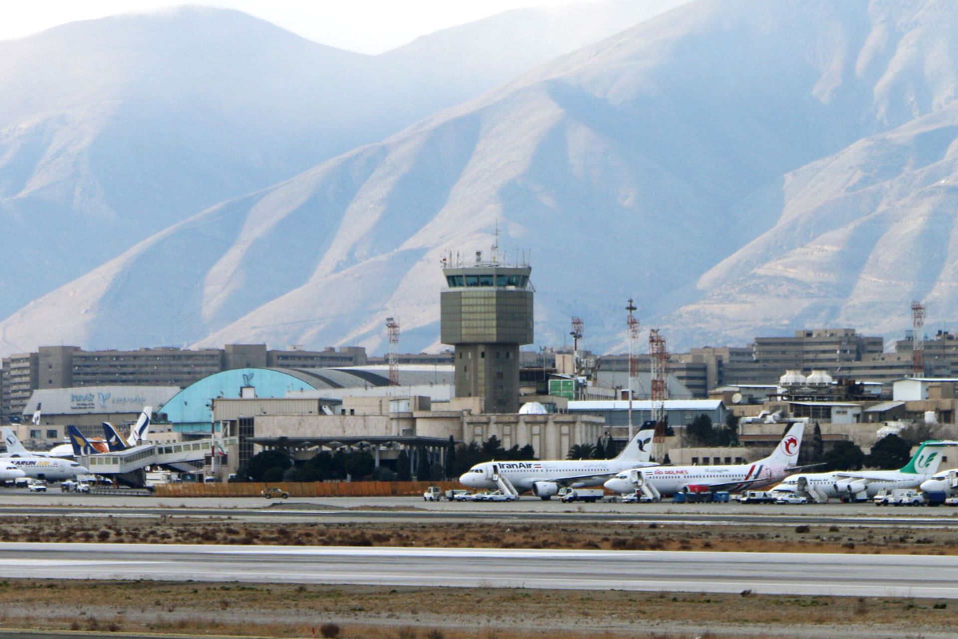برج مراقبت و هواپیماهای فرودگاه مهرآباد