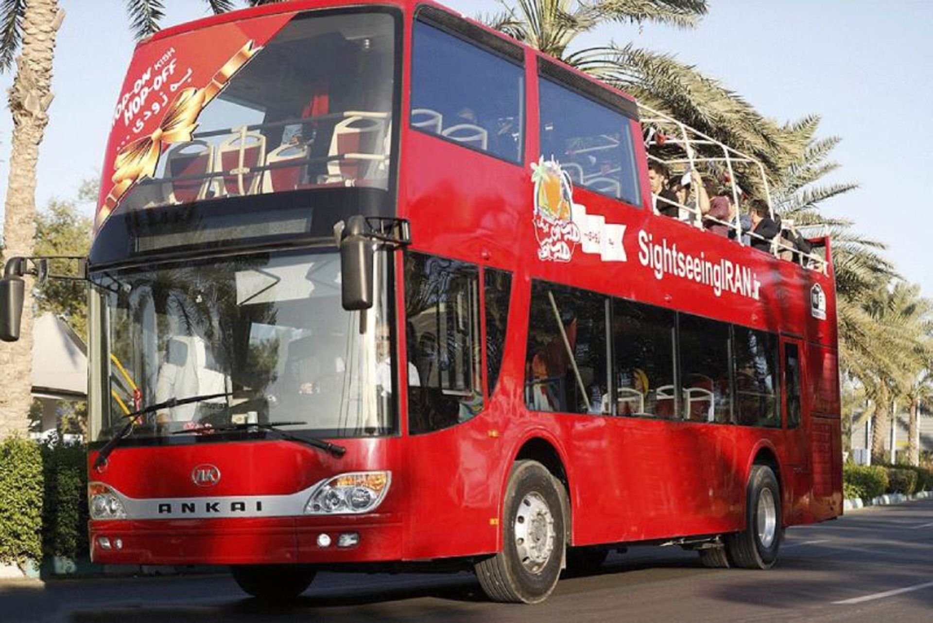 گردشگران درون اتوبوس دو طبقه هاپ آن، هاپ آف کیش