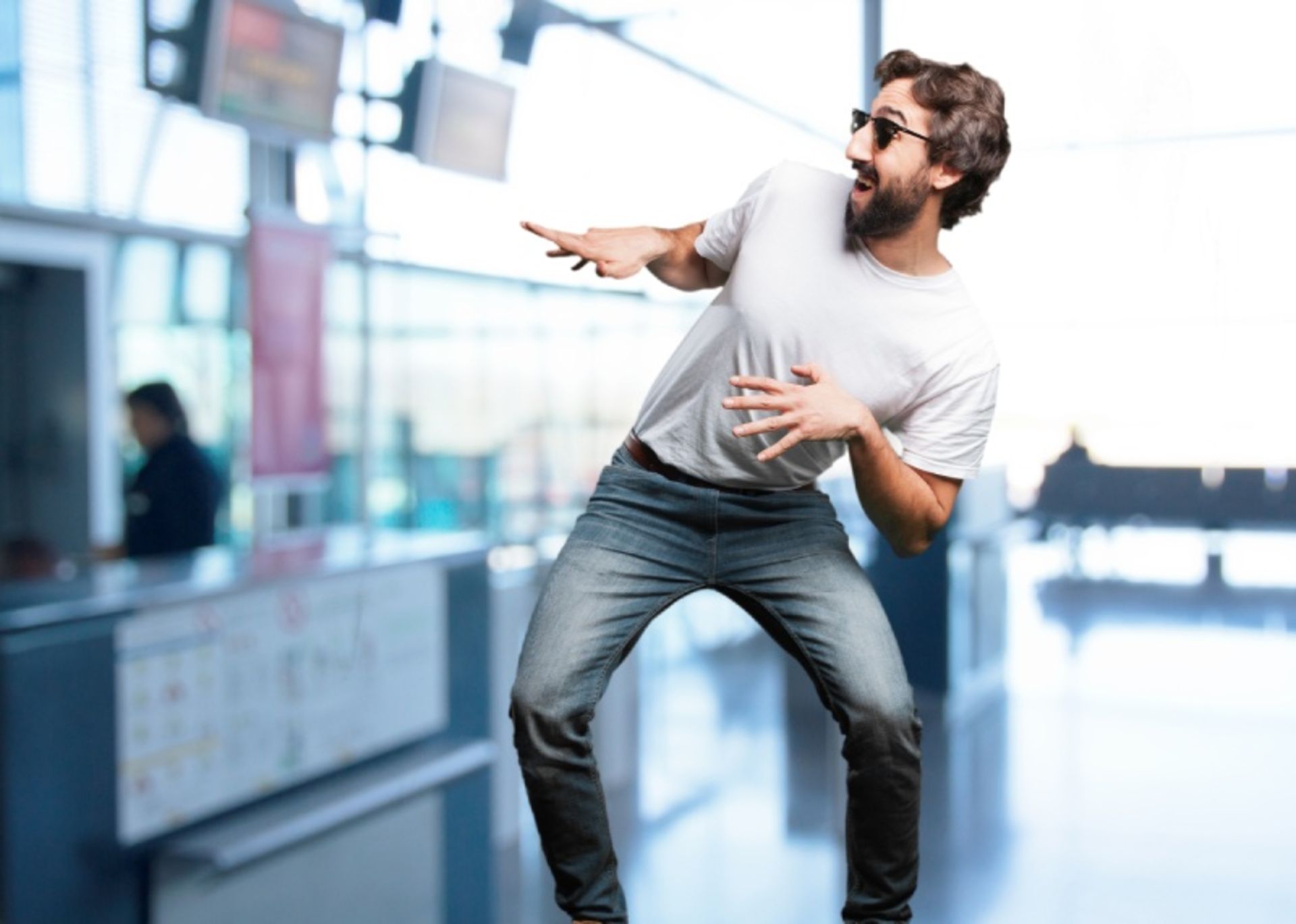 مردی در حال رقصیدن در فضای عمومی
