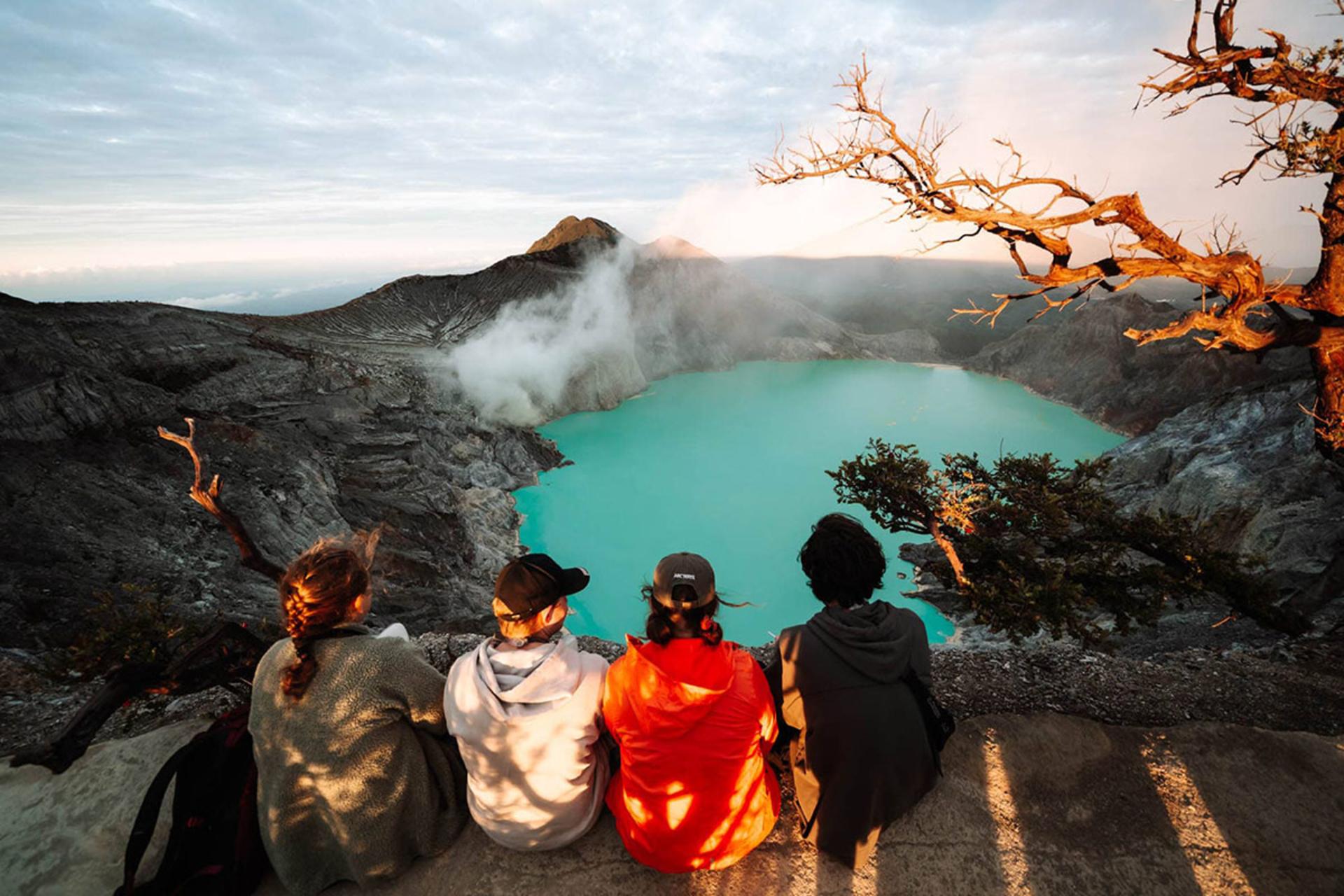 گردشگران در حال تماشای دروازه جهنم اندونزی