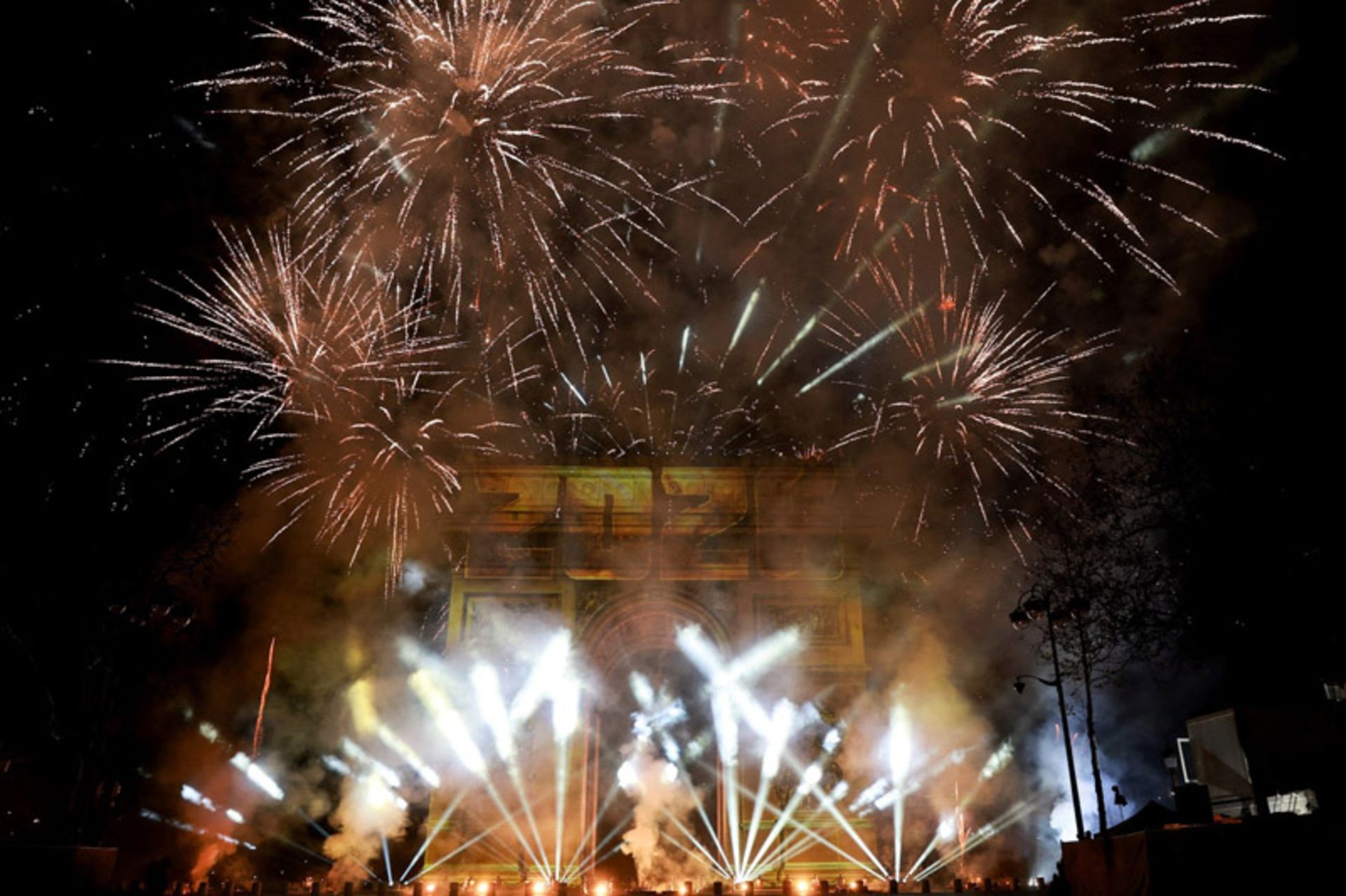 آتش بازی خیابان شانزه‌لیزه پاریس در آغاز سال نوی میلادی ۲۰۲۶