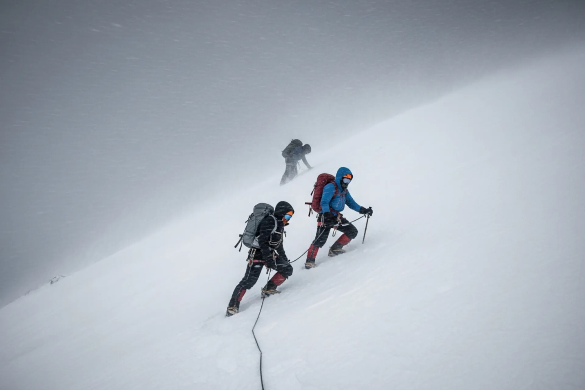 صعود کوهنوردان در هوای برفی و کولاک شدید