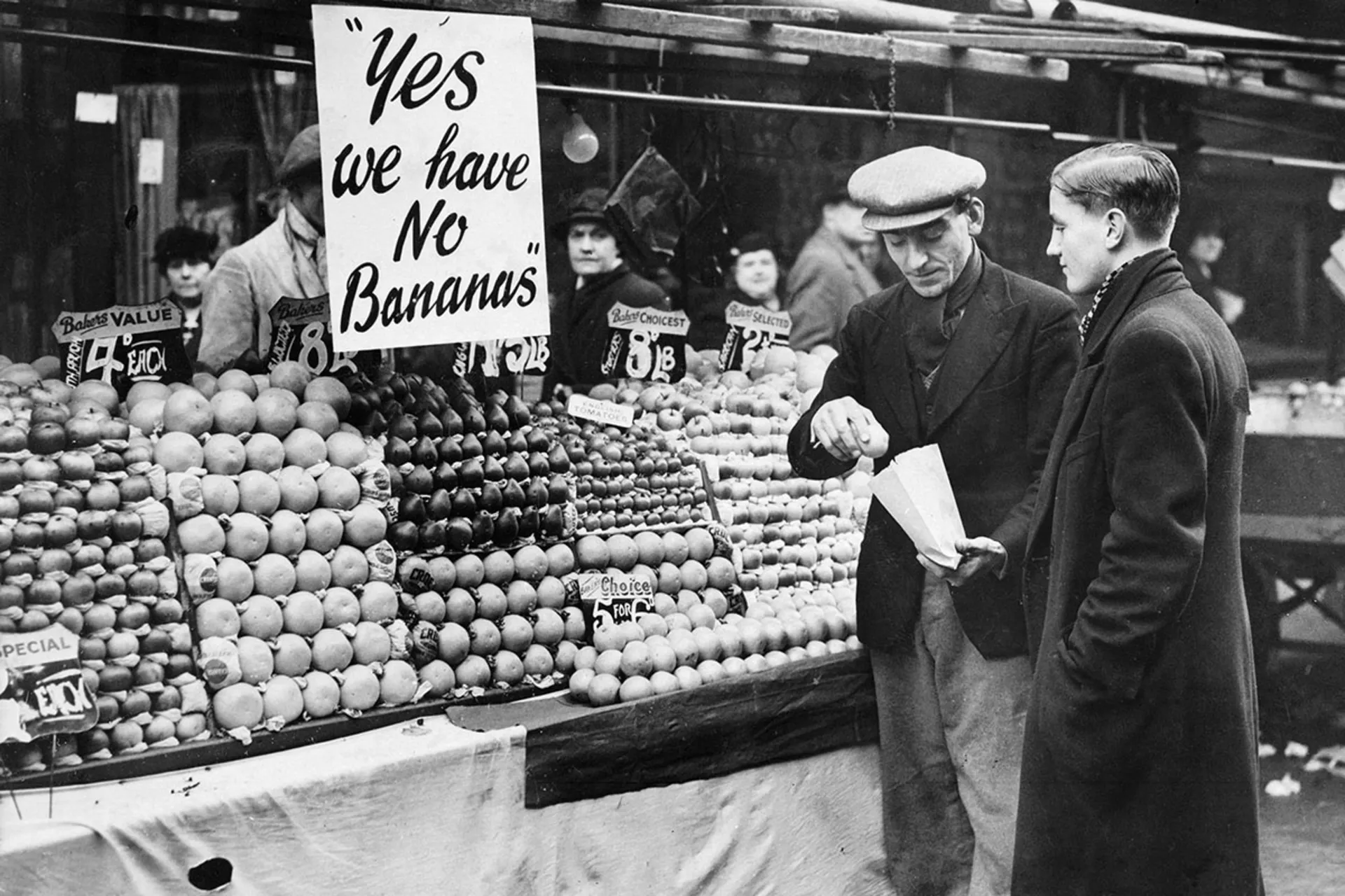 پیروزی عجیب بریتانیا در جنگ جهانی دوم؛ این نبرد را با «غذا» بردیم! 3 ویترین مغازه در دوران قحطی جنگ با تابلوی موز نداریم