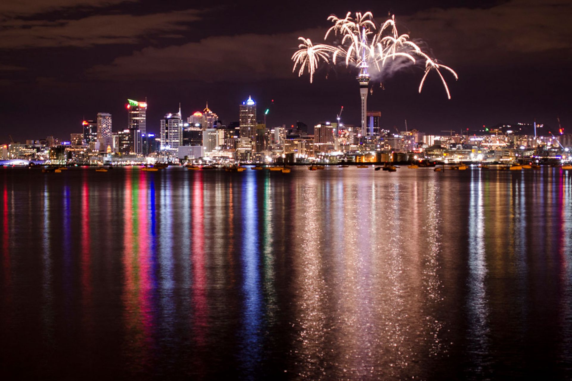 تصویر آتش بازی سال نو و انعکاس نور در آفتاب