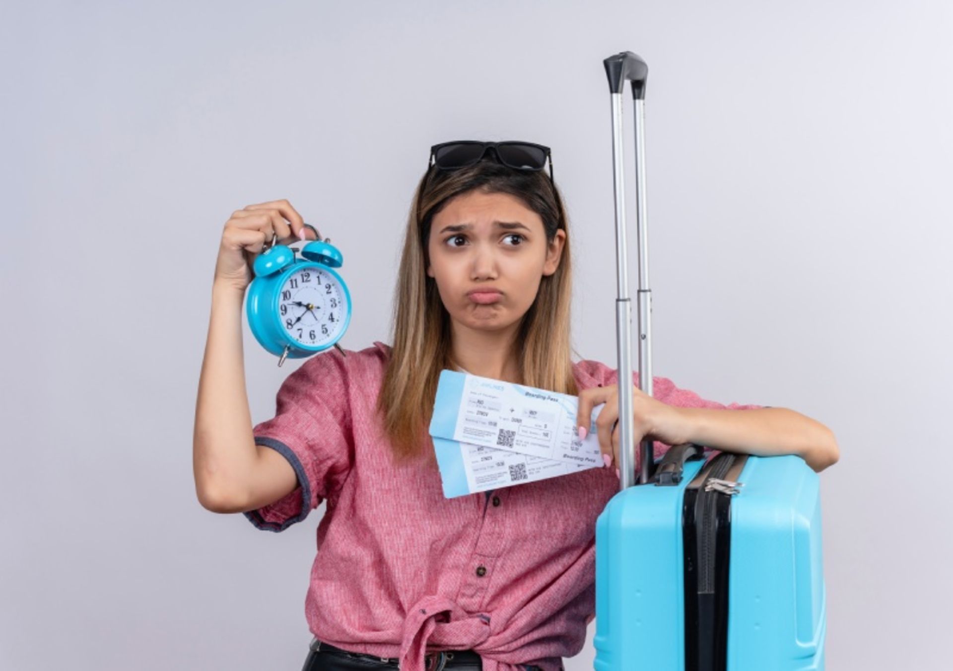 دختری با چهره ناراحت همراه با چمدان