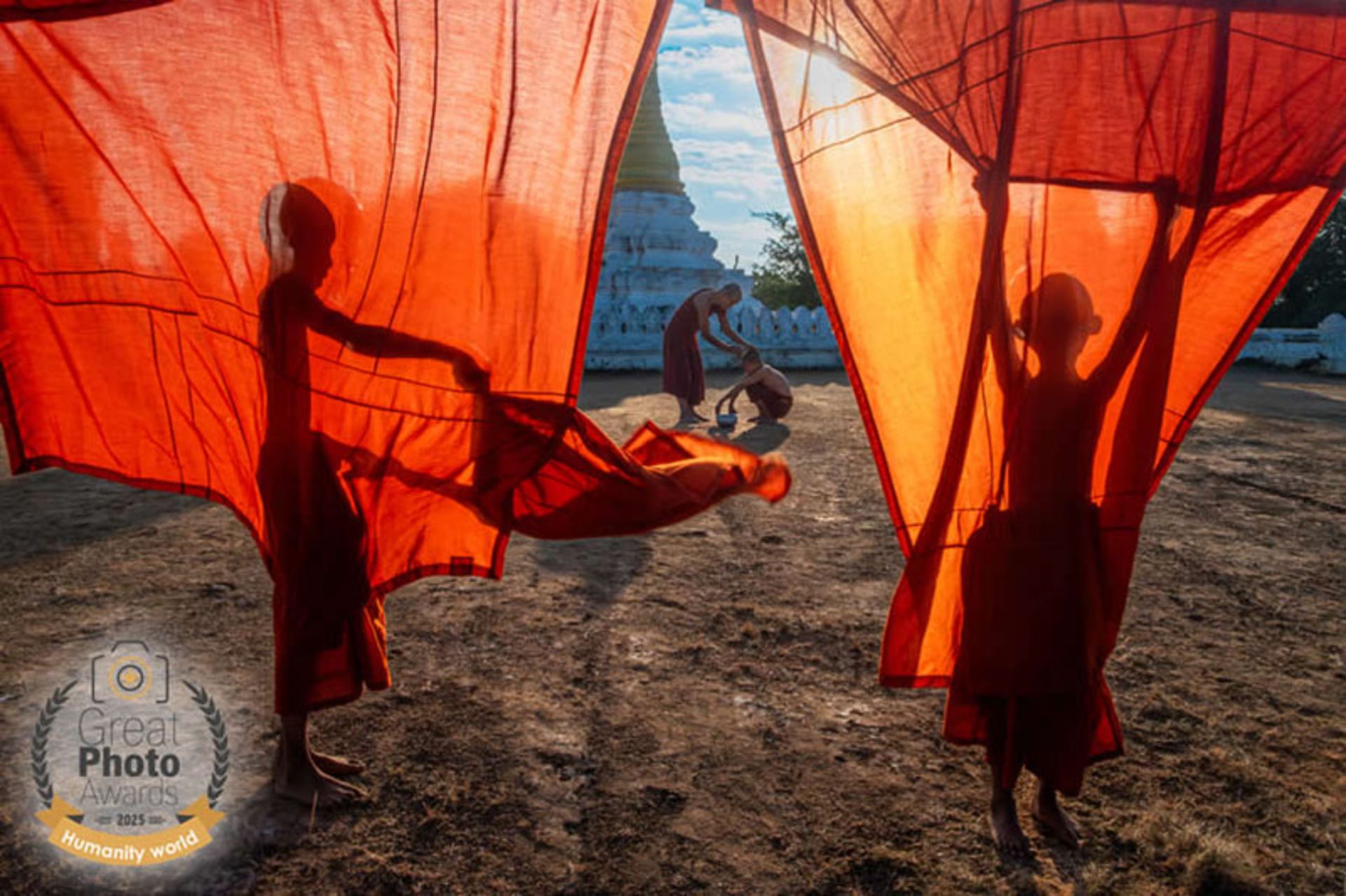 دو کودک پشت پرده