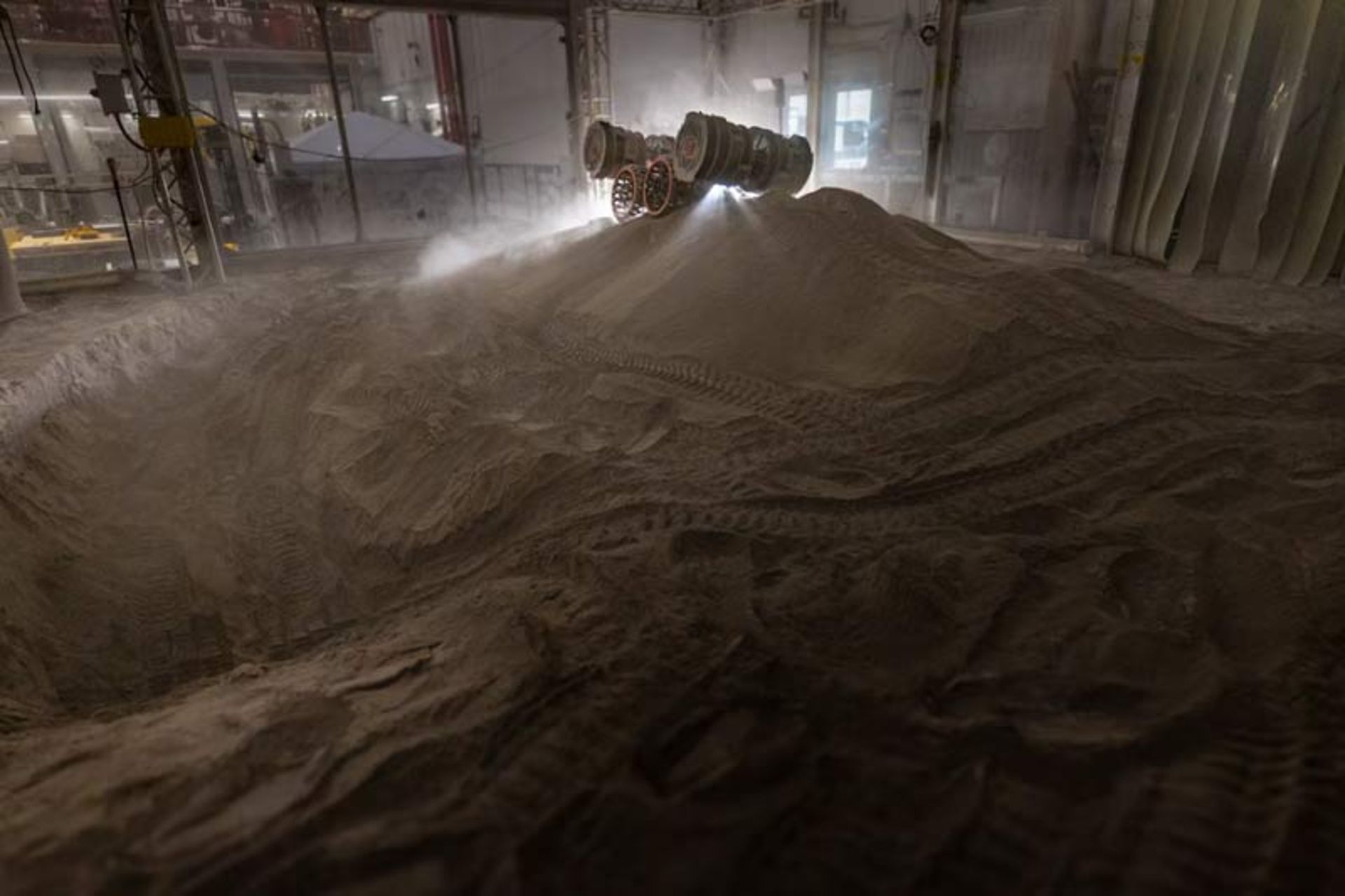 ربات کاوشگر در حال آزمایش حفاری روی توده‌ای از خاک شبیه‌سازی شده ماه 