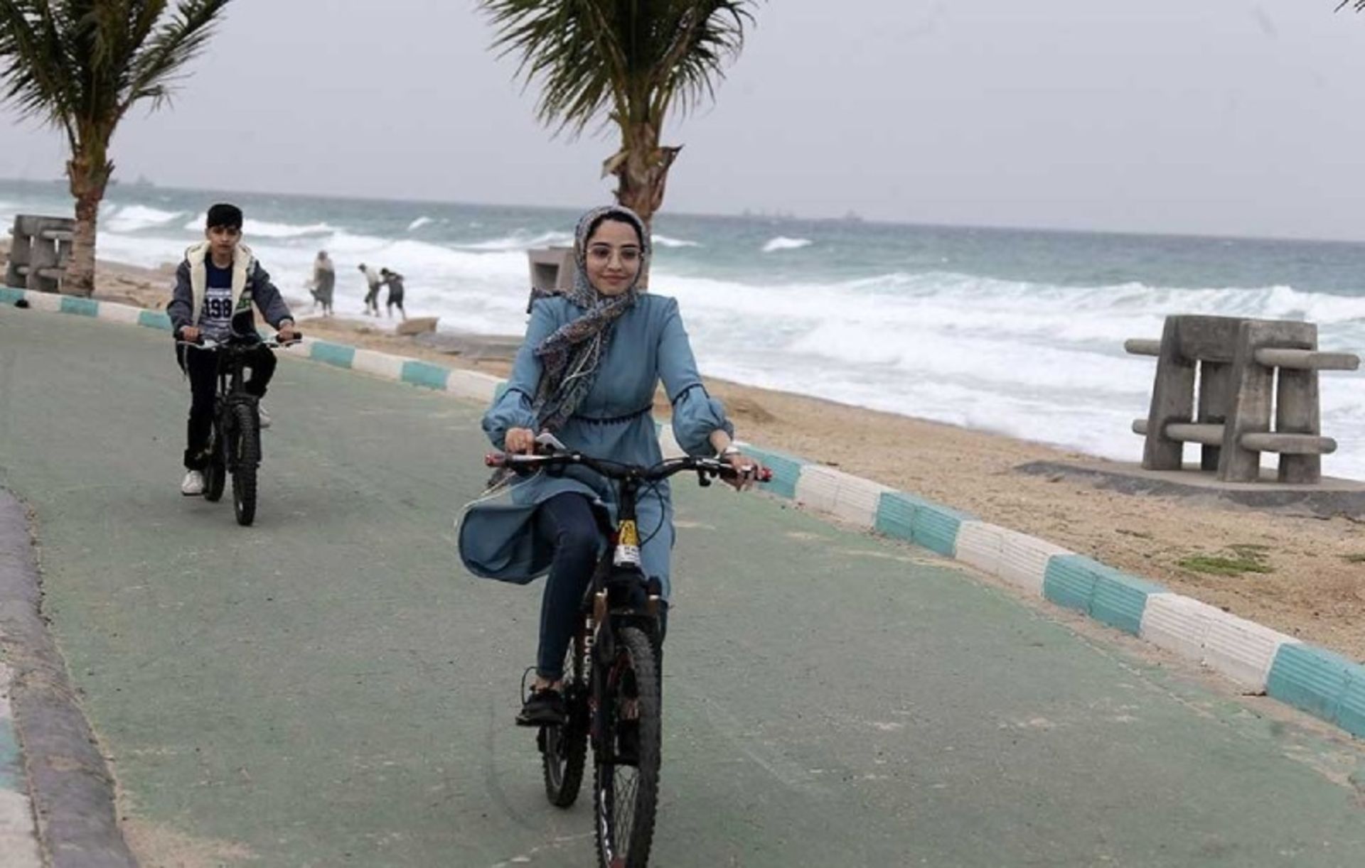 دوچرخه سواران در مسیر دوچرخه سواری کیش