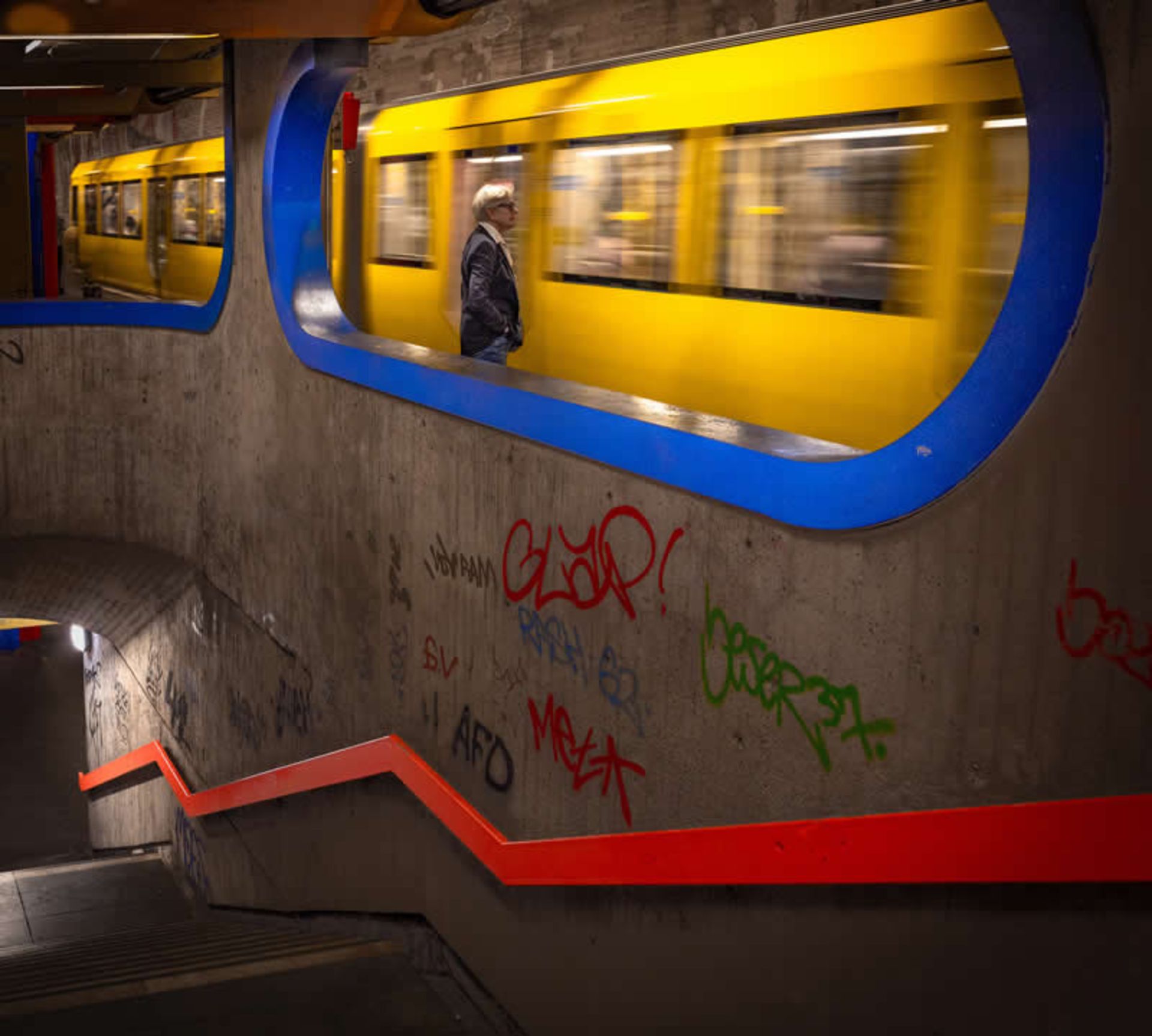 مردی کنار قطار مترو