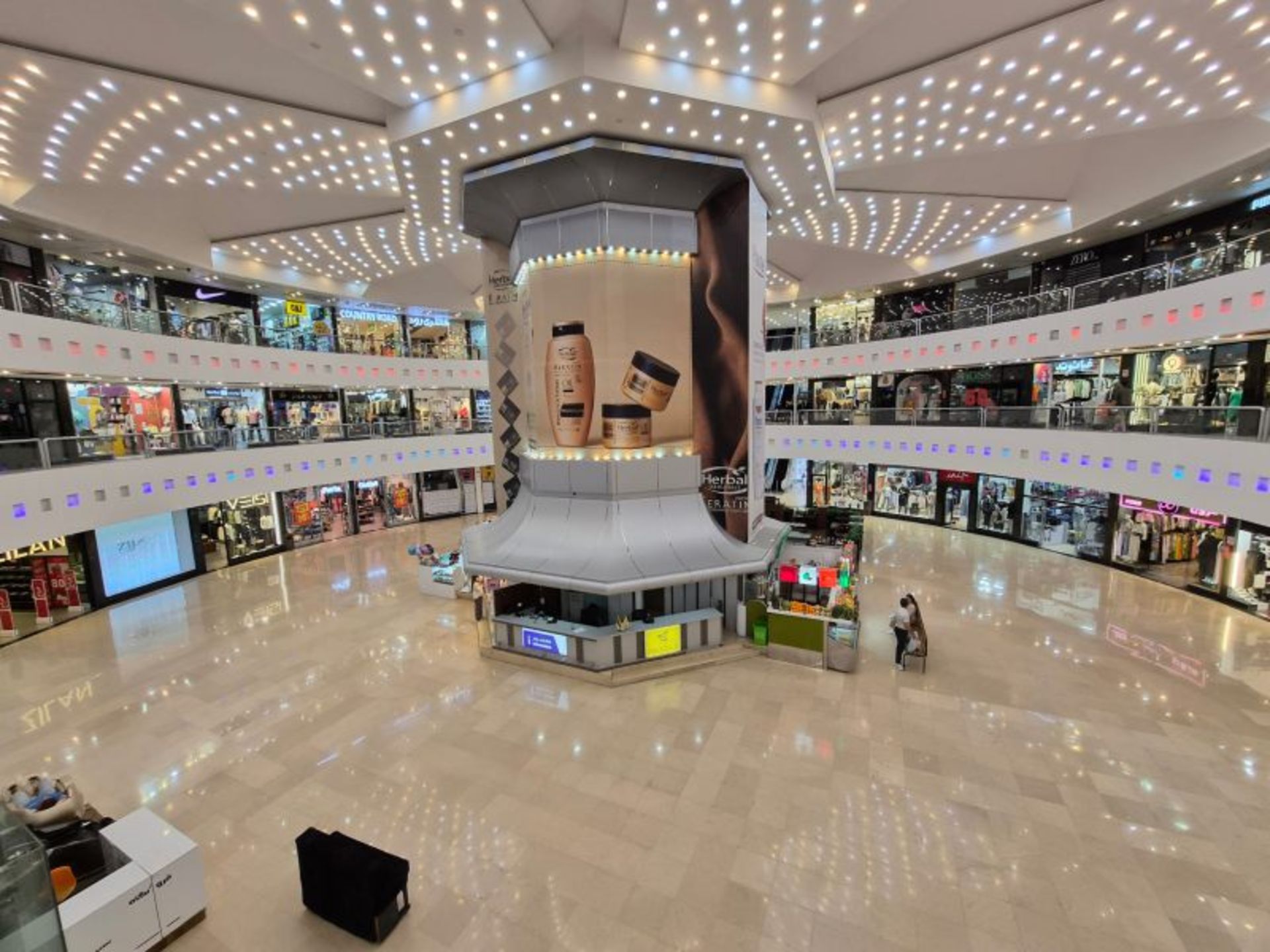 فضای داخلی مرکز تجاری کیش