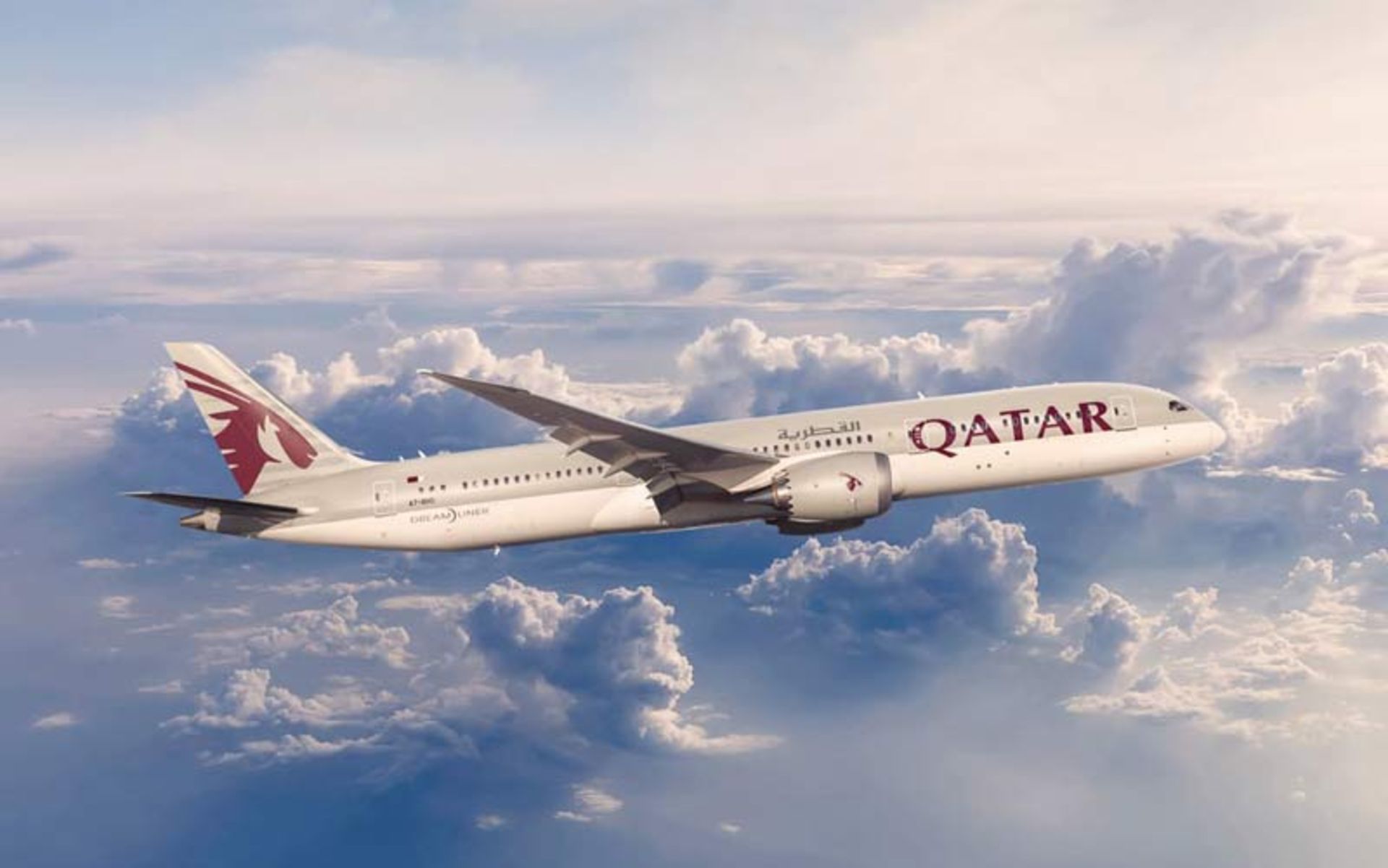 هواپیمای قطر ایرویز در حال پرواز در آسمان