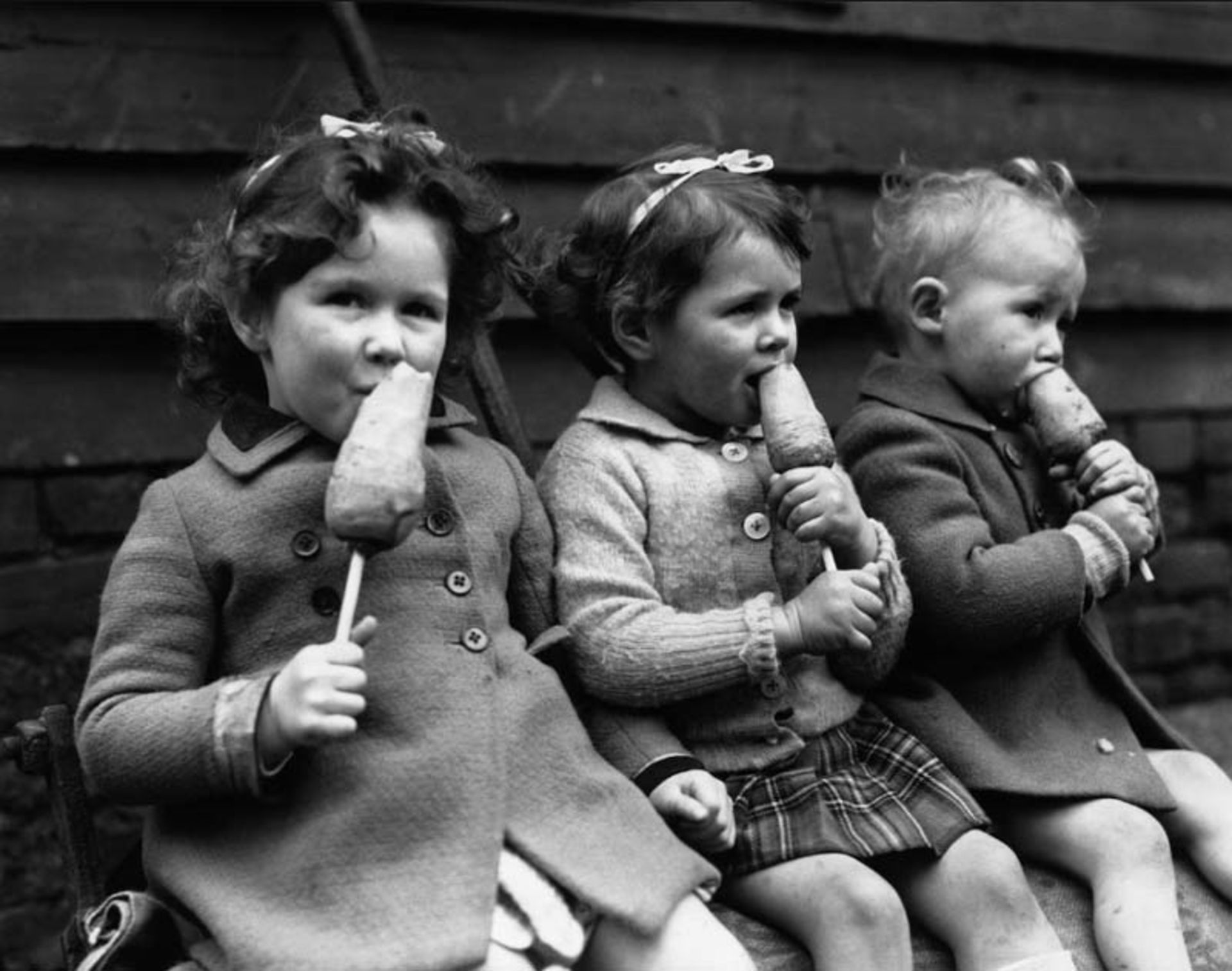 کودکان در حال خوردن هویج به عنوان میان‌‎وعده سالم