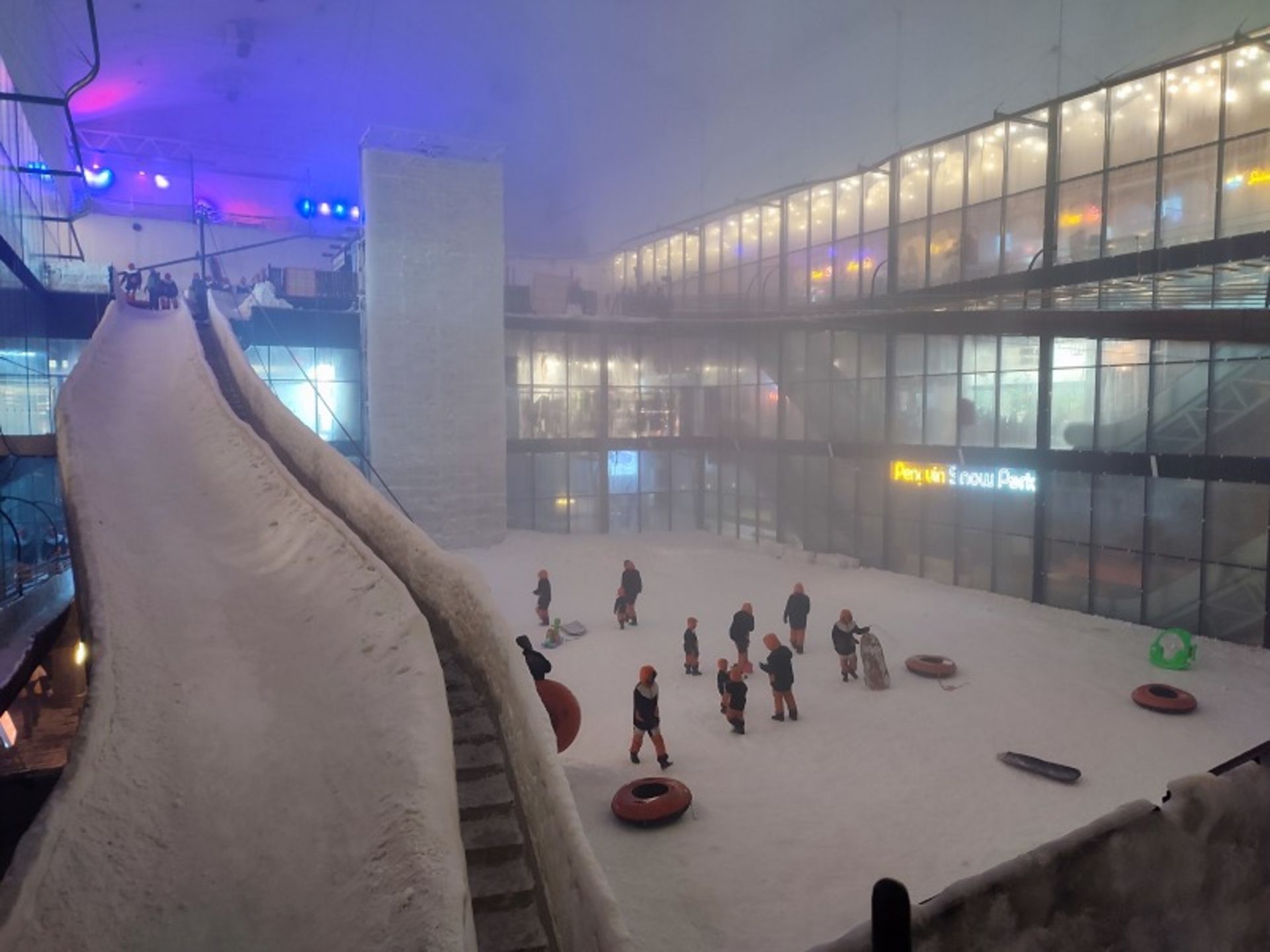 گردشگران با لباس مخصوص در فضای داخلی پارک برفی پنگوئن کیش