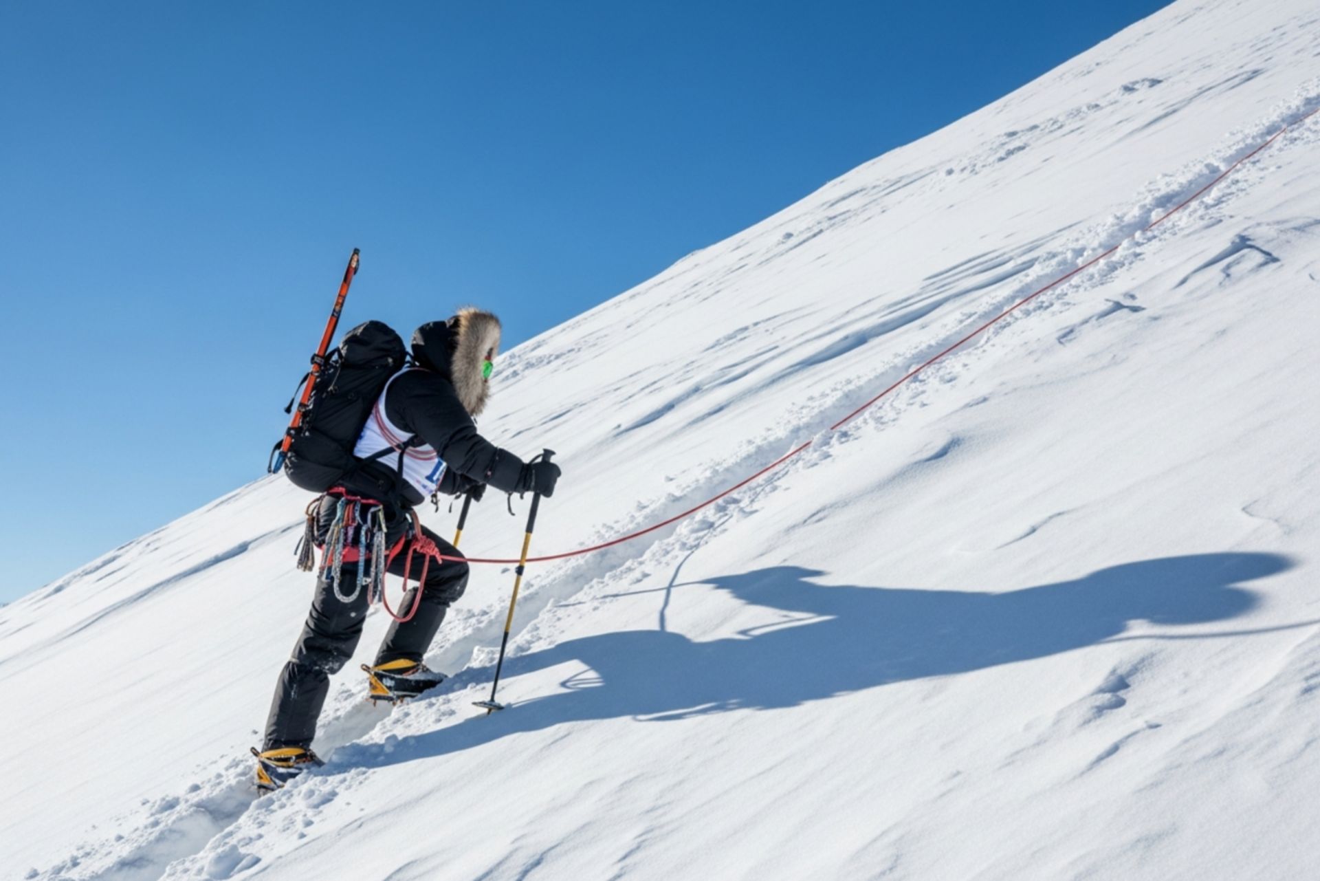 صعود سخت، فرود برقآسا؛ چرا «اسکیمو» ورزش آینده است؟ 3 ورزشکار اسکیمو در حال صعود از کوه برفی