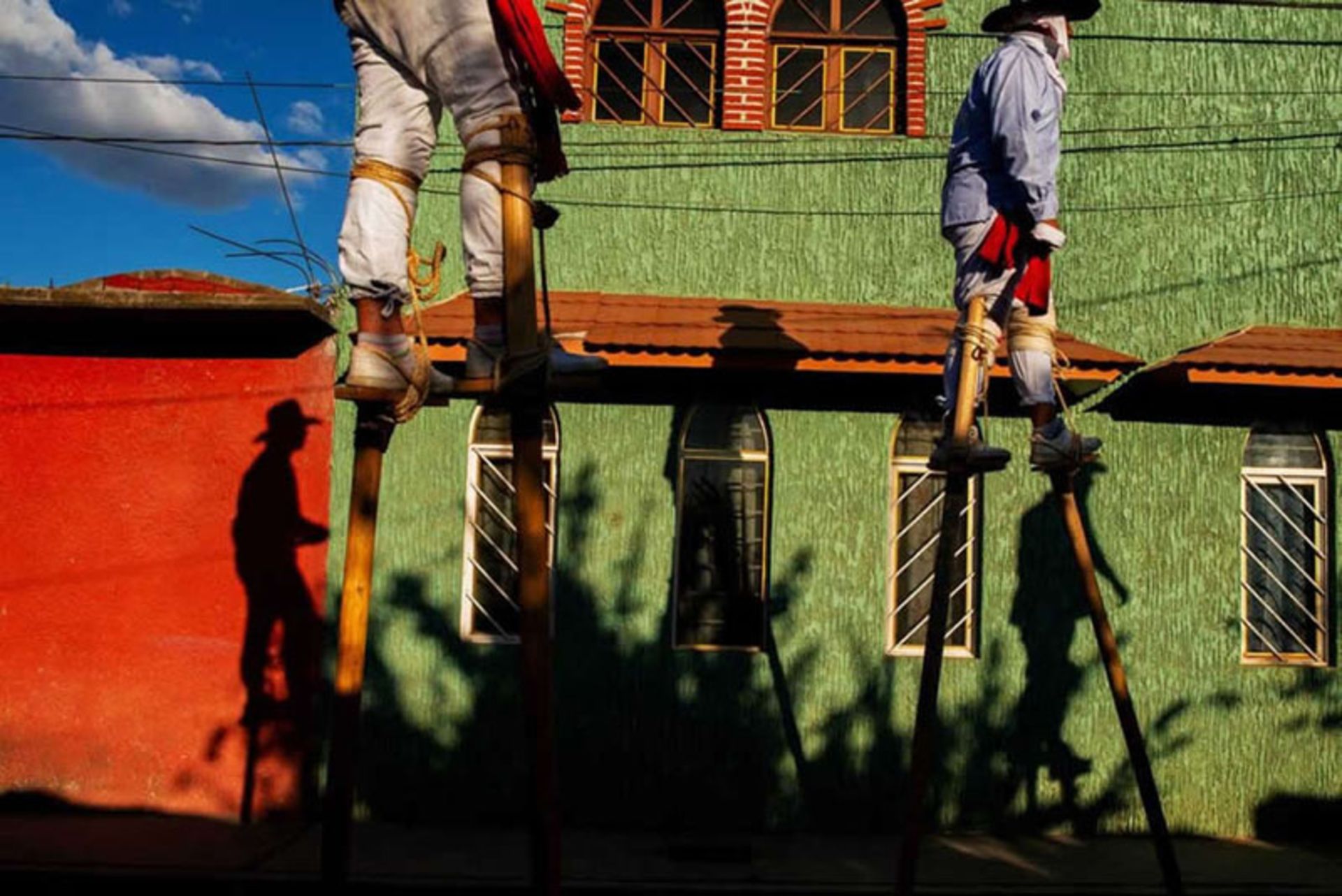 دو مرد سوار بر چوب