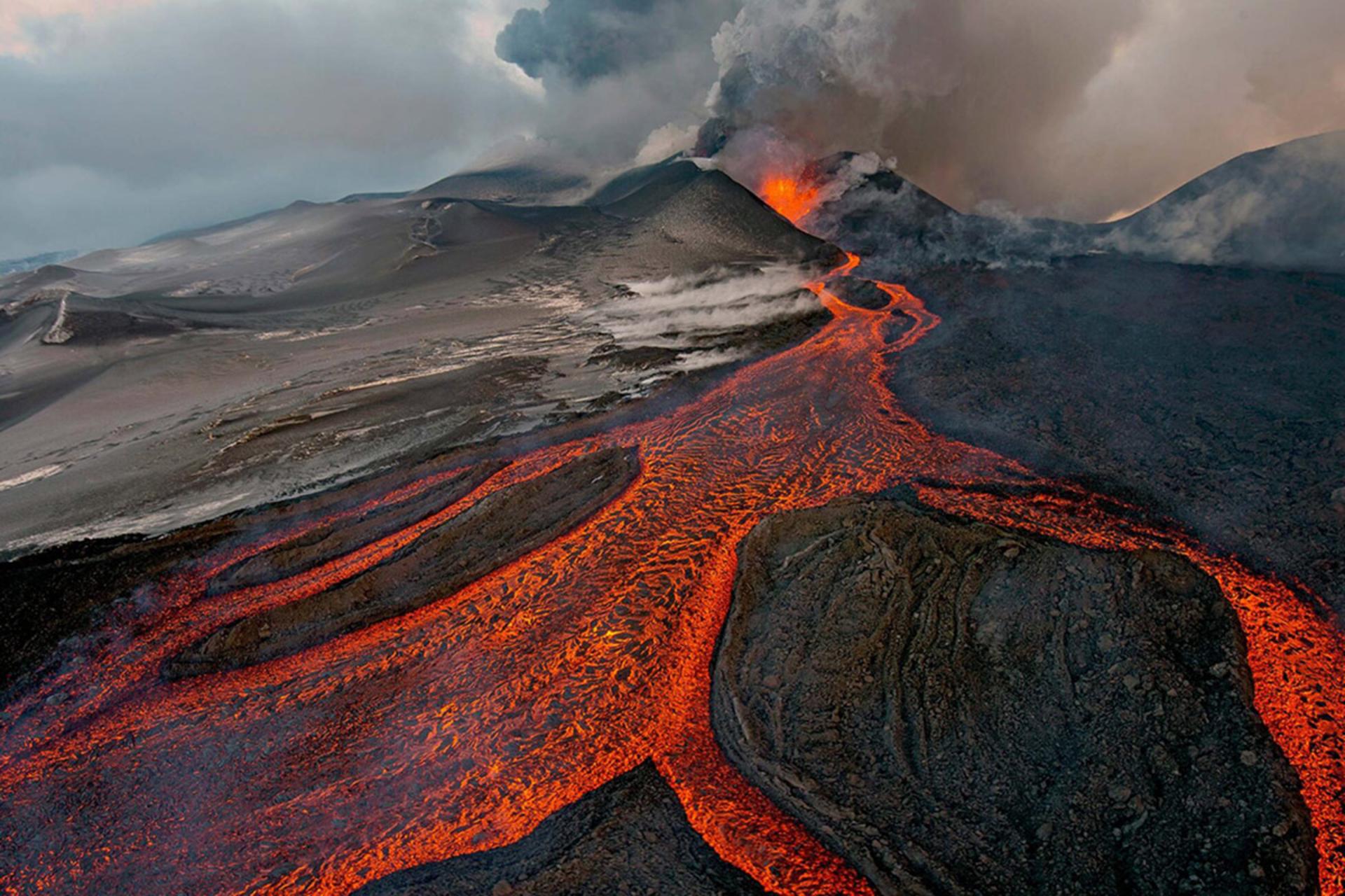 مواد مذاب حاصل از فوران آتشفشان