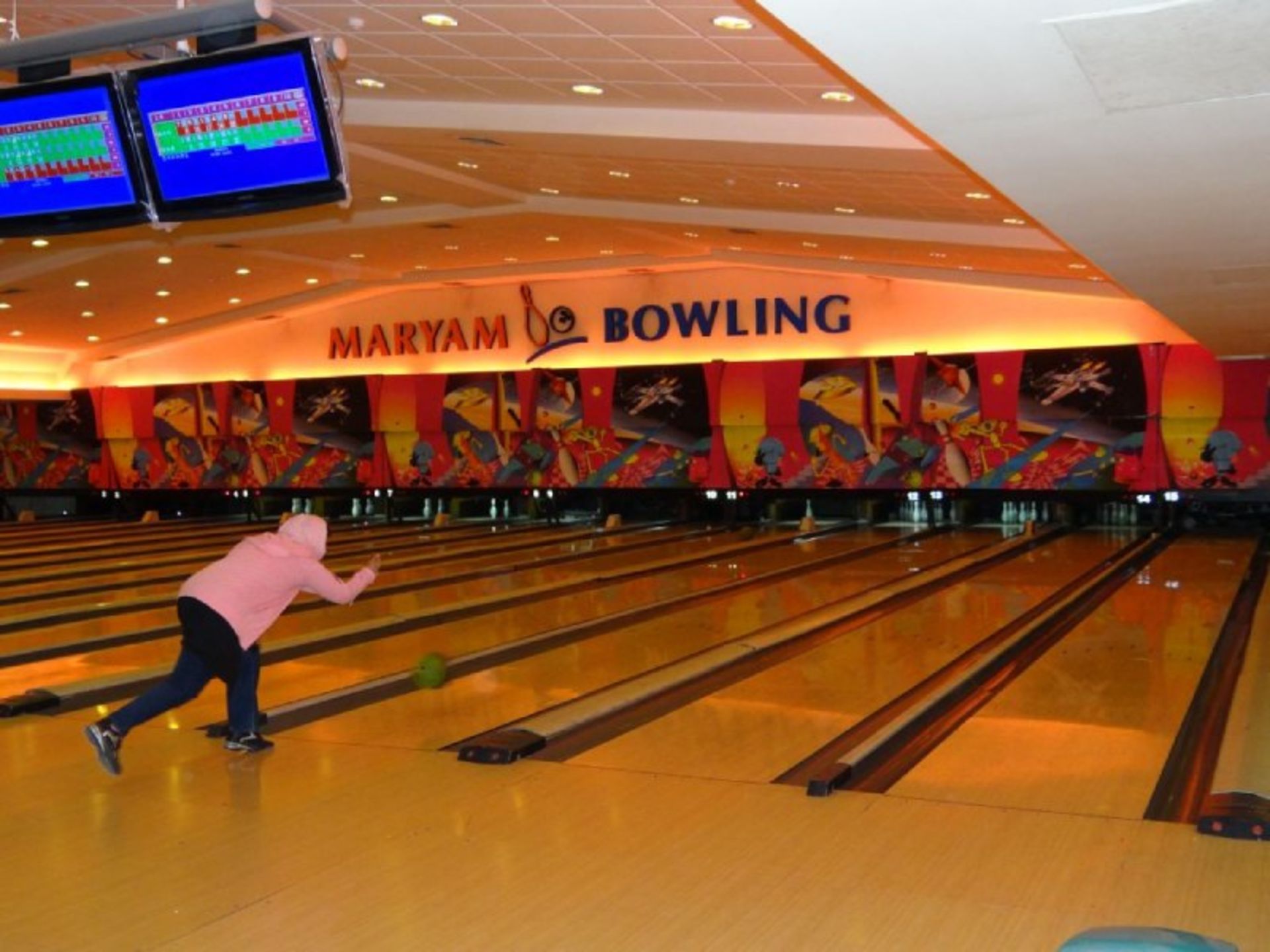 بازیکن در فضای داخلی بولینگ مریم کیش