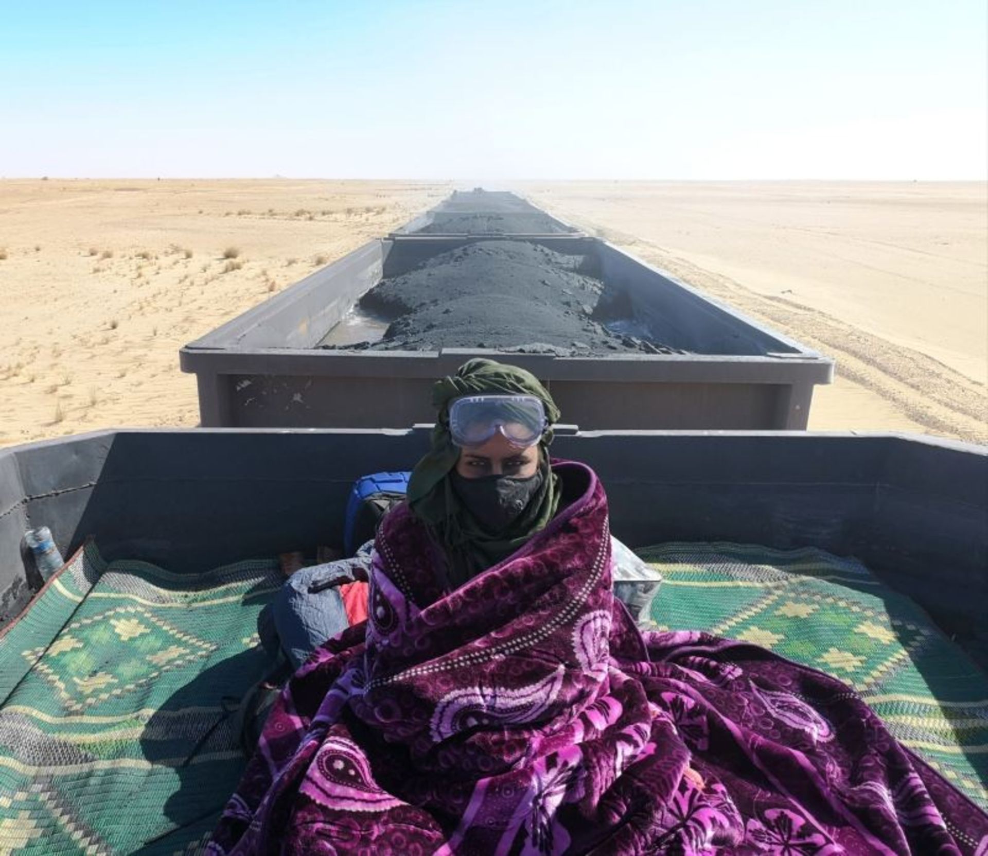 گردشگر روی واگن قطار حمل سنگ آهن