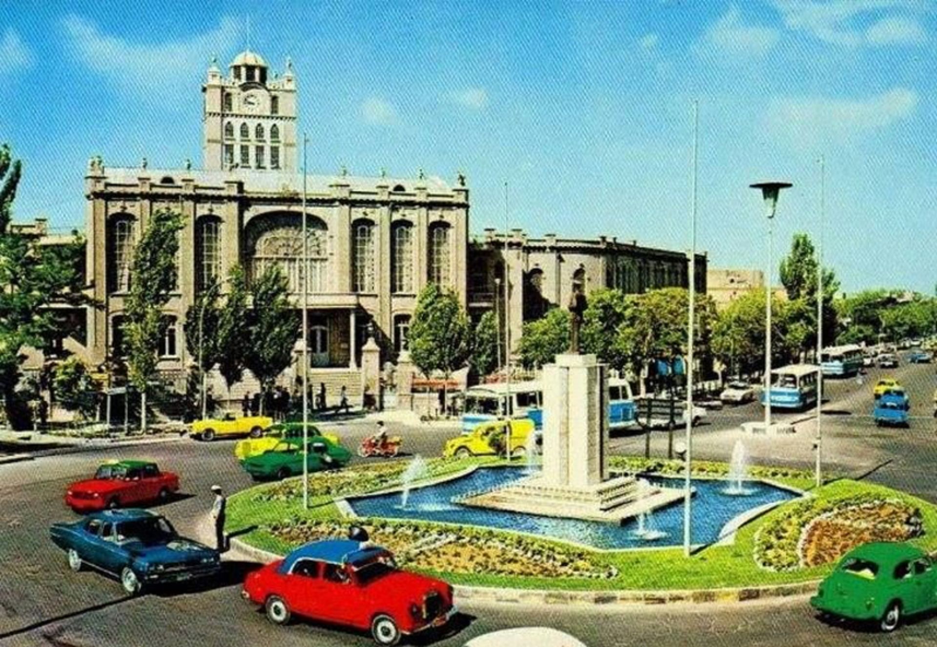 میدان ساعت در عکس تاریخی؛ تبریز زیبا در دهه ۴۰ شمسی 4 عکس تاریخی میدان ساعت تبریز