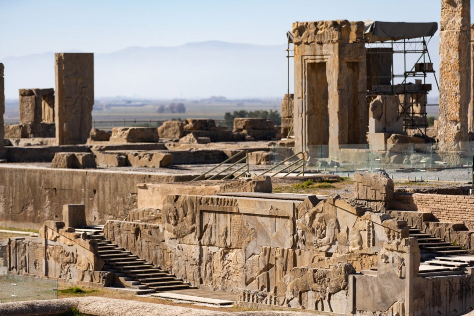 نمایی از کاخ هدیش در تخت جمشید