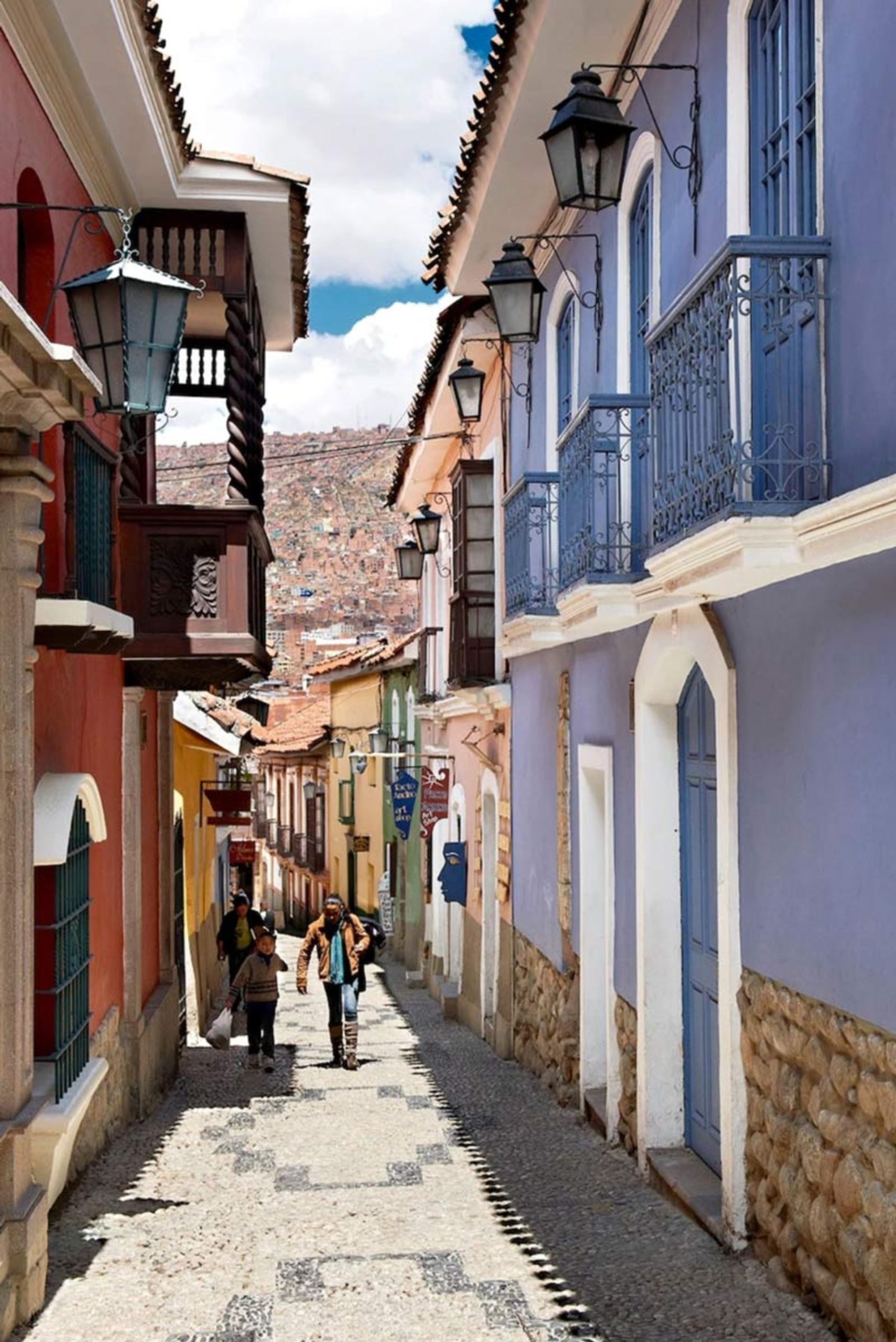 طعم مقاومت در ارتفاع ۴ هزار متری؛ معجزه زنان چولیتا در بولیوی 4 نمای یک کوچه باریک و سنگفرش شده در محله قدیمی لاپاز