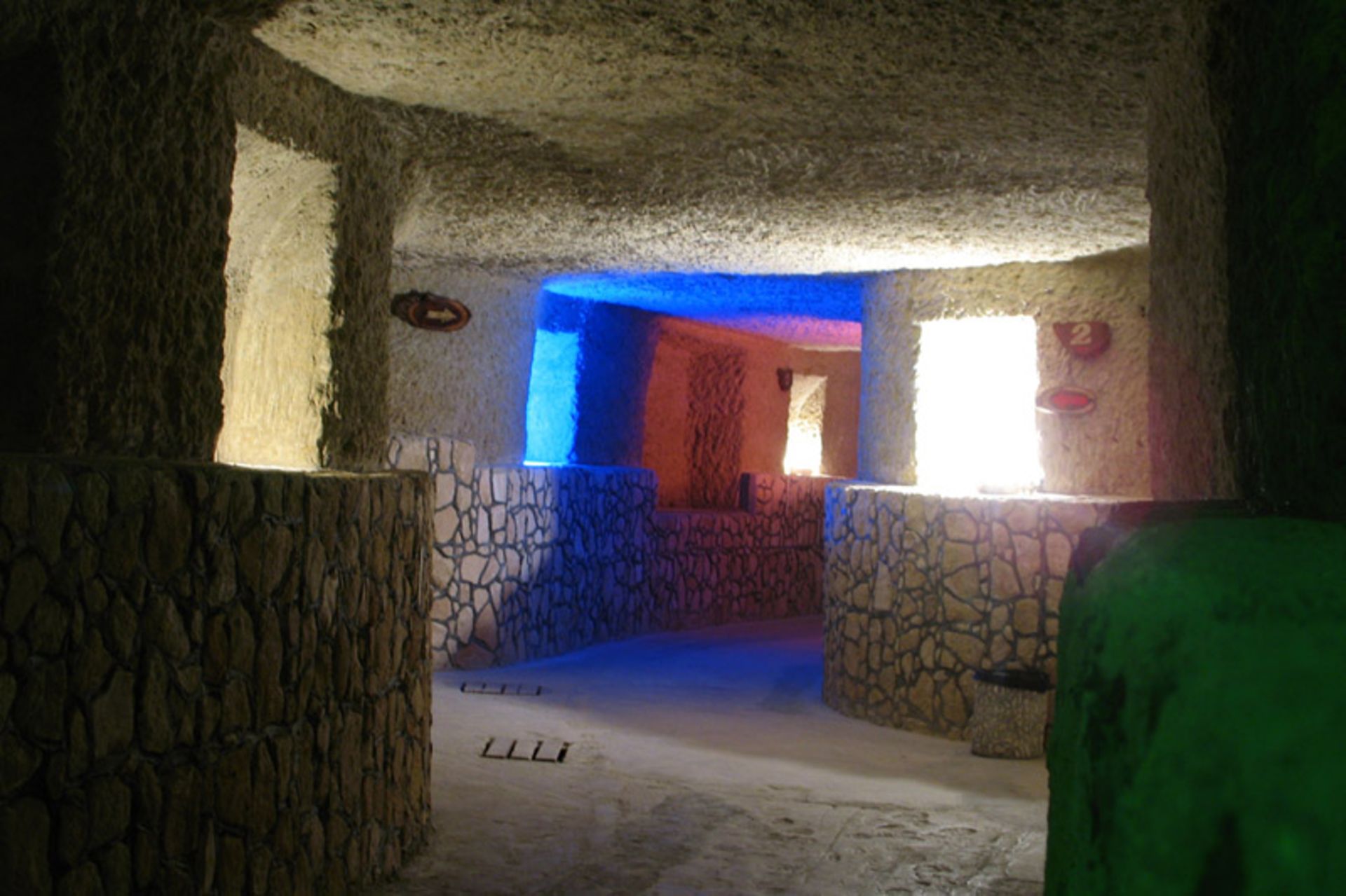 راهروهای سنگ‌چین در کاریز کیش