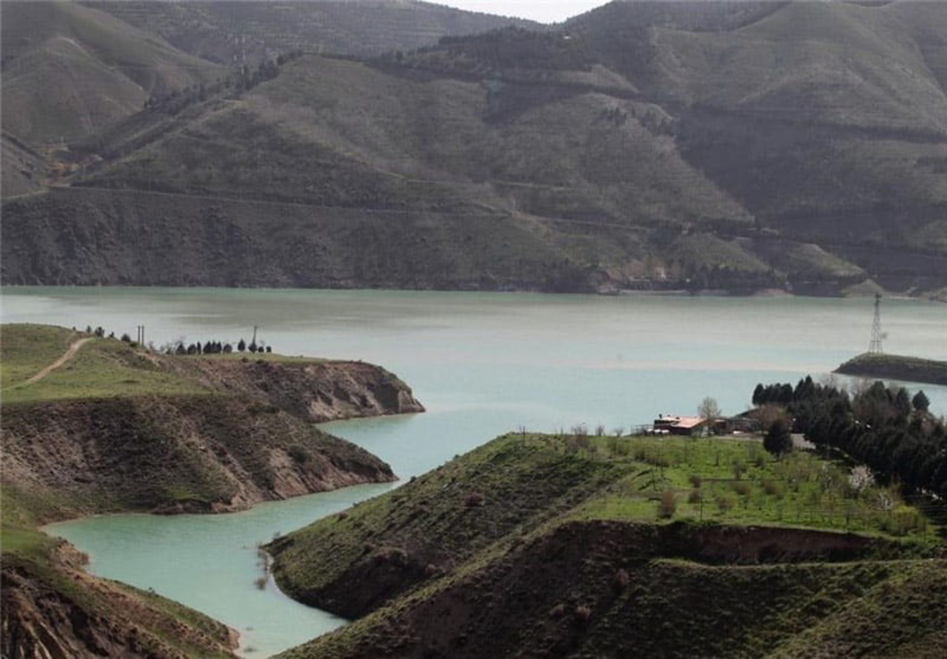 دریاچه سد لتیان میان کوهستان