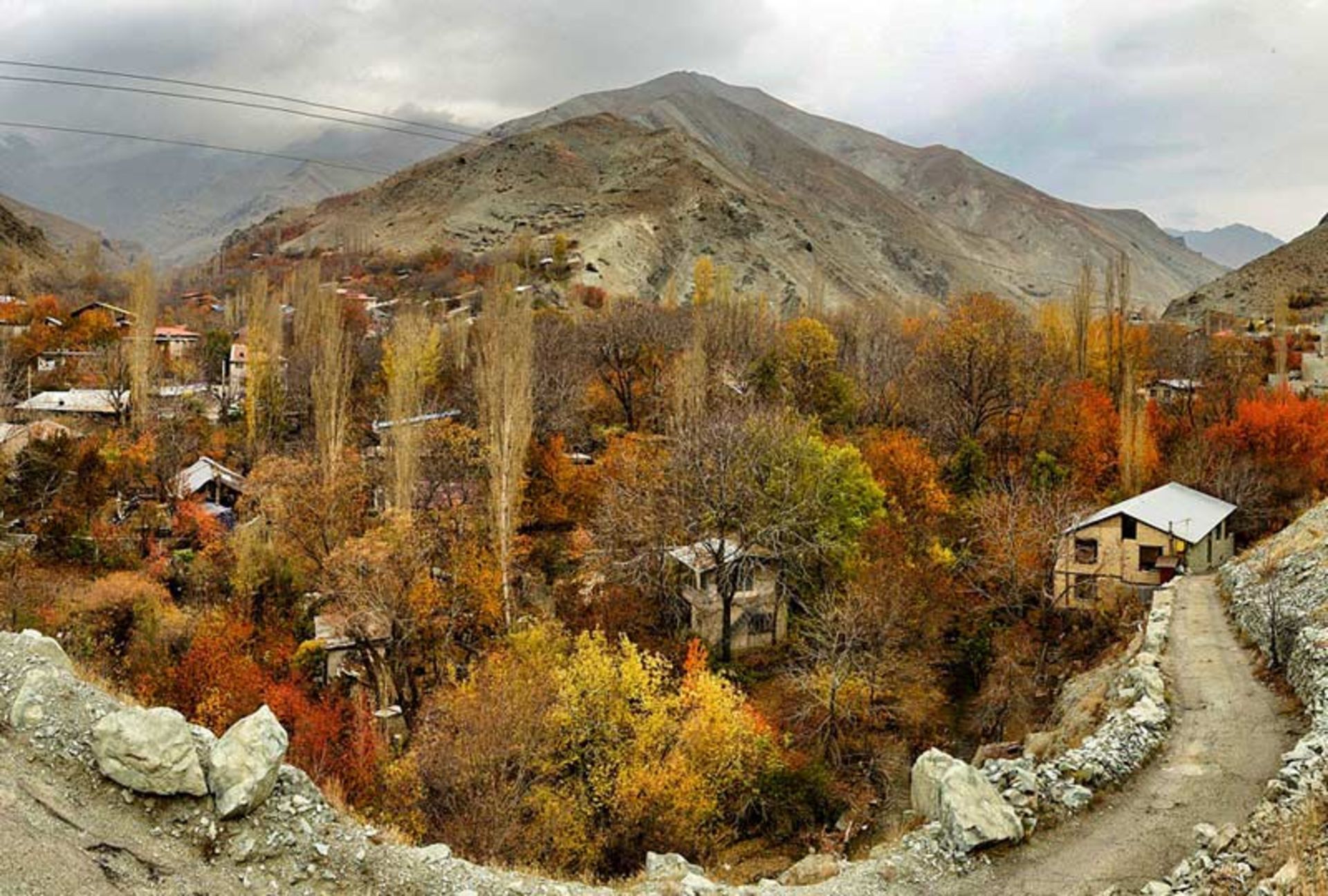 عکس هوایی از روستای فشم در پاییز