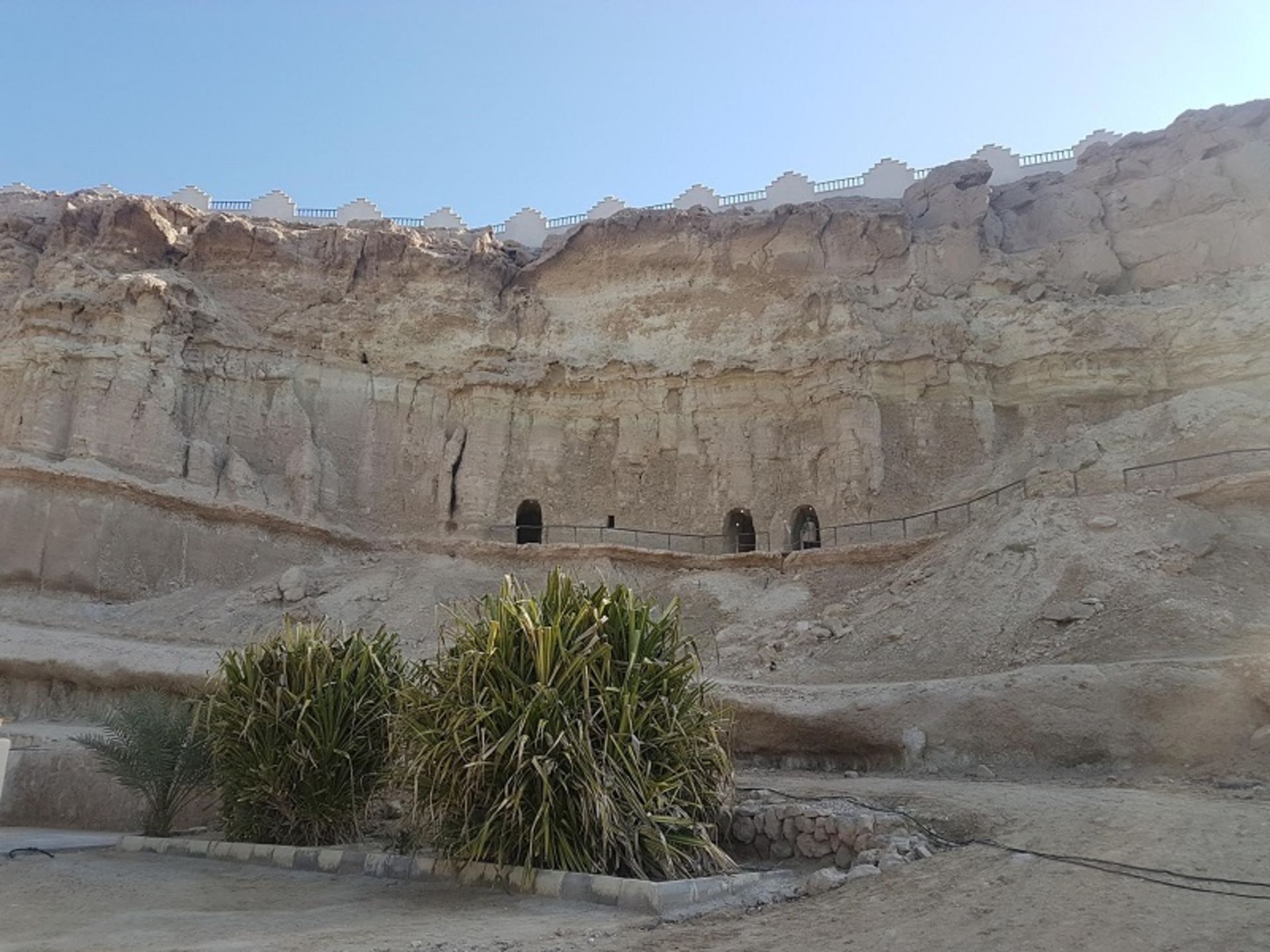 نمای دور غار خربس قشم