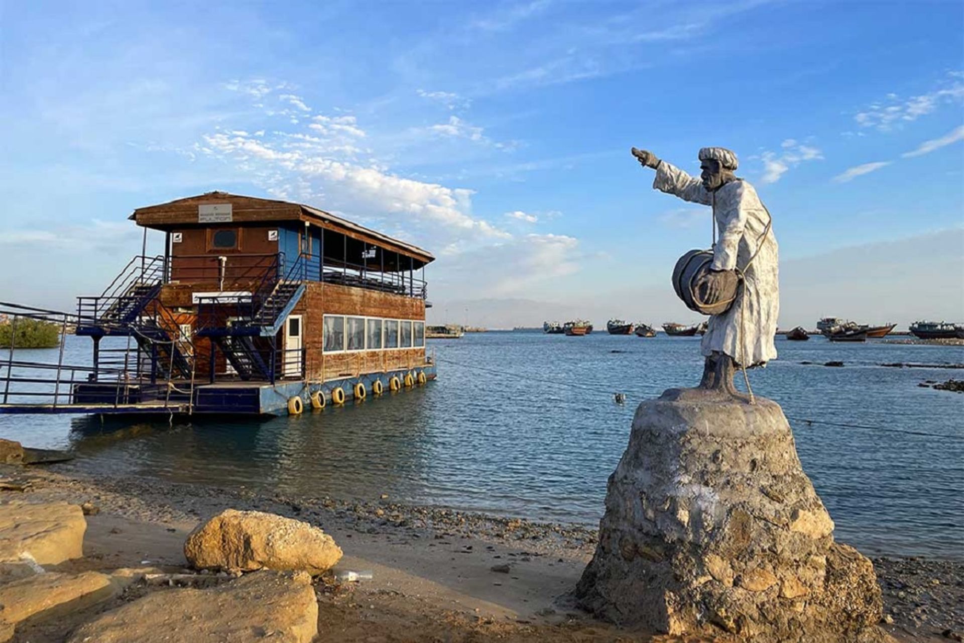 جاهای دیدنی قشم در زمستان؛ ۱۳ جاذبه جذاب و ناشناخته 3 مجسمه مرد و کلبه در جزیره زیبای قشم