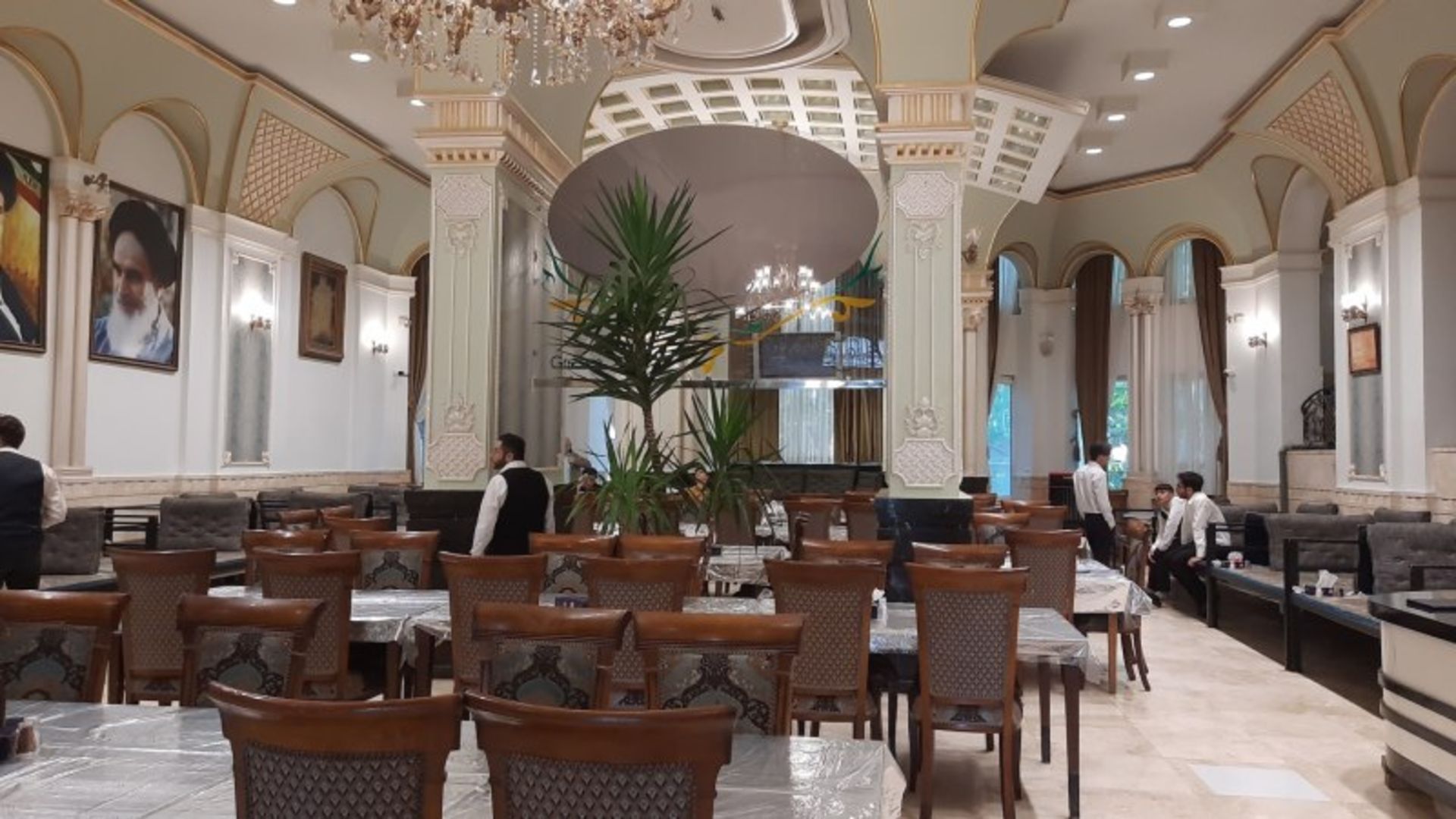 فضای داخلی باغ رستوران ارم مشهد