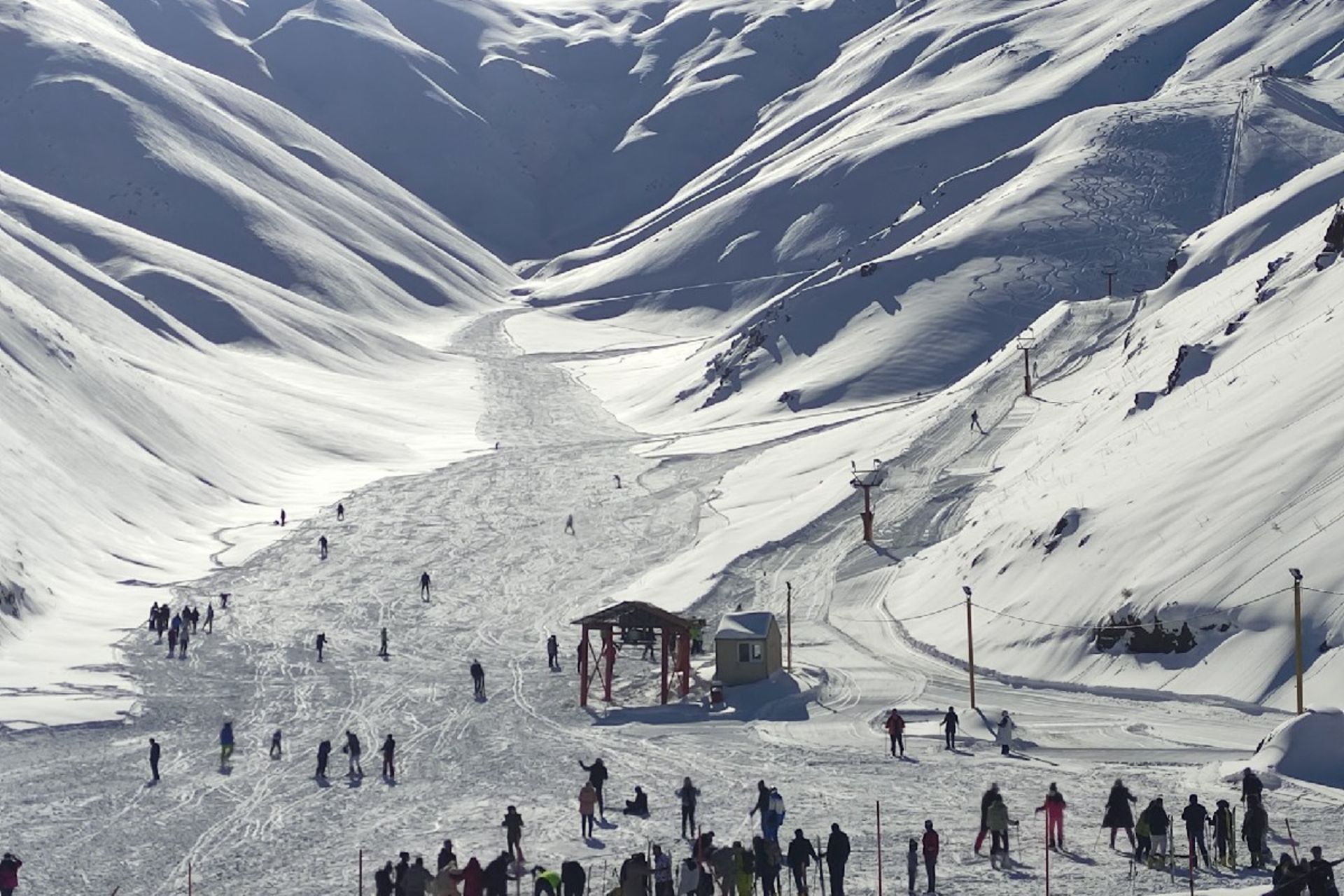 گردشگران در پیست برفی اسکی شیرباد مشهد