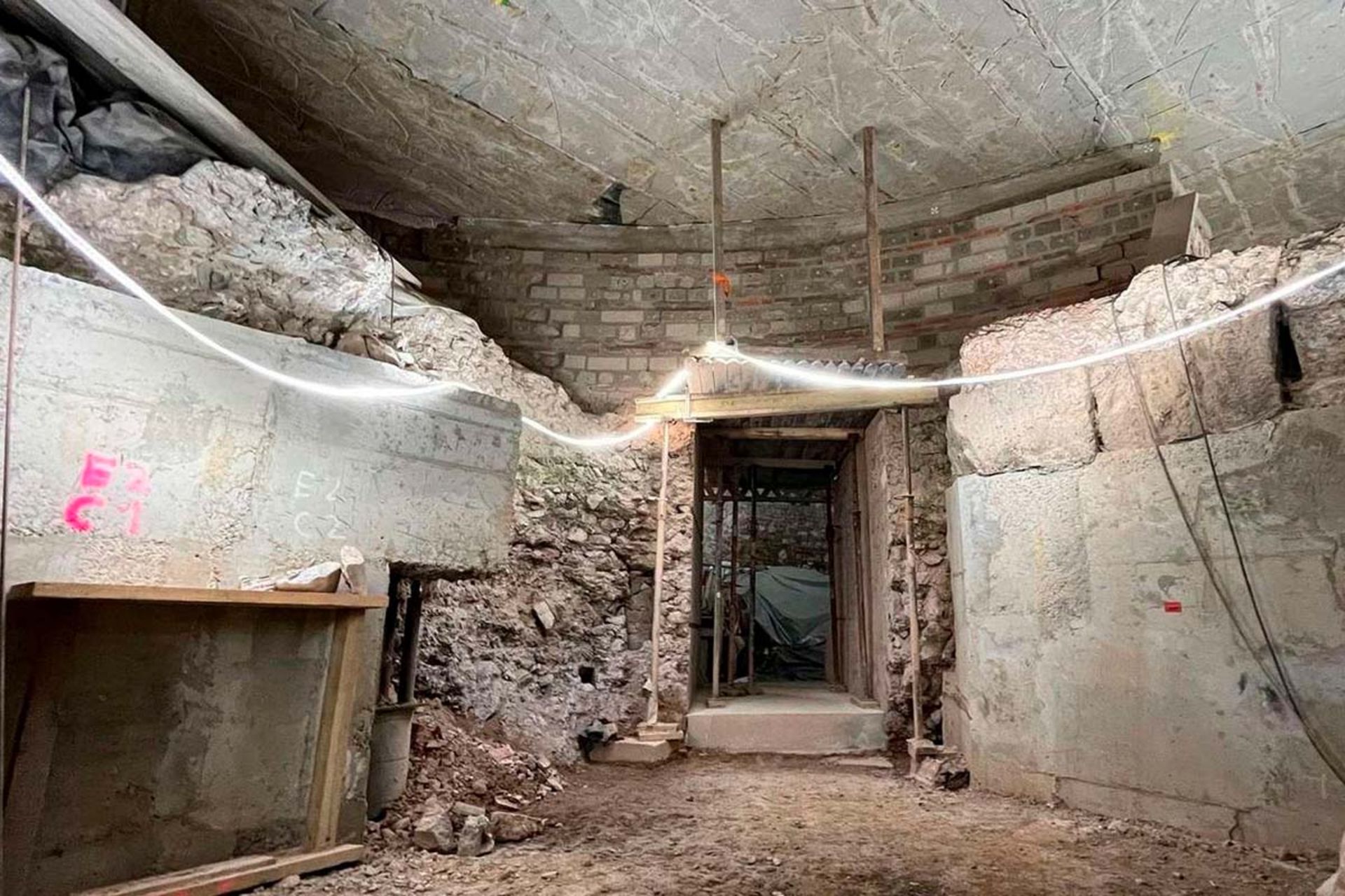 دیواره‌های ضخیم ساخته شده از سنگ‌های توف و بازالت به همراه ستون‌های نگهدارنده موقت