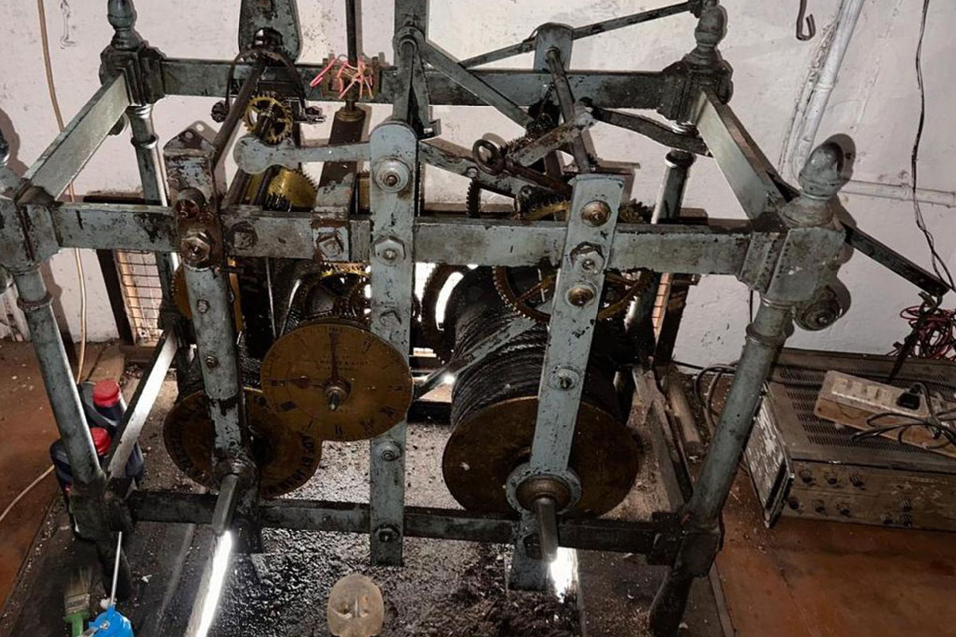 این ساعت از بیگبن قدیمیتر است! 3 نمای کلی از مکانیزم داخلی و چرخدندههای عظیم فلزی ساعت تاریخی در بالای برج کلیسا