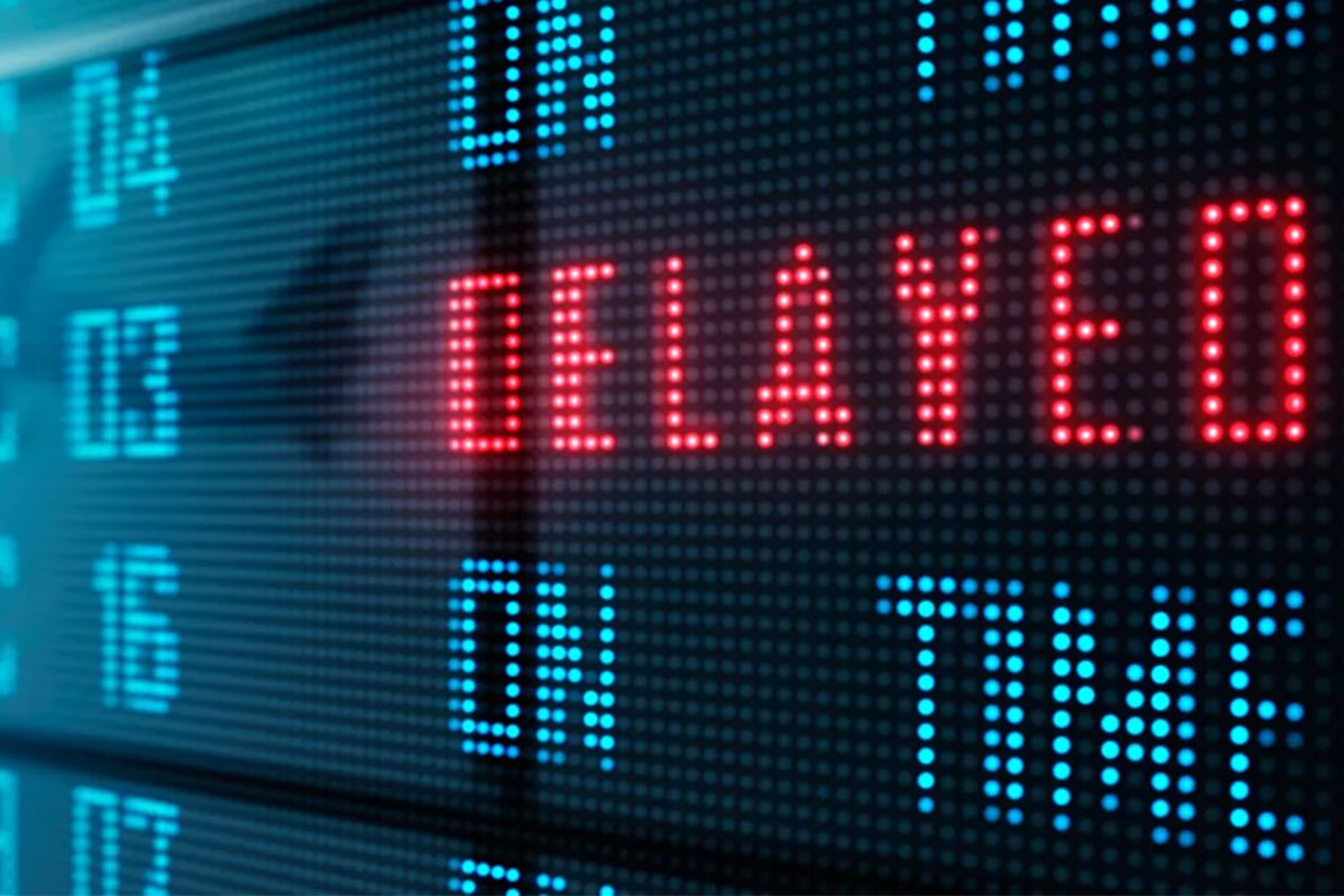 ۱۷۱ سال انتظار در فرودگاهها؛ رکورد عجیب مسافران آمریکا! 3 تصویری از تابلوی هواپیما که روی آن نوشته شده تاخیر