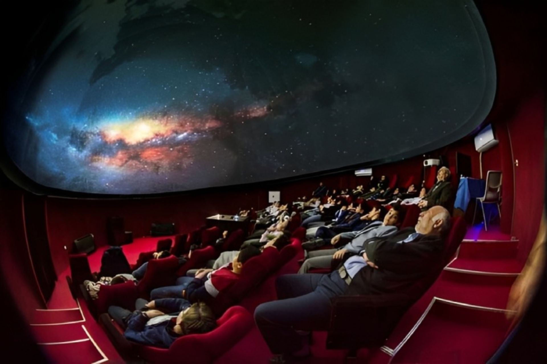 بازدیدکنندگان در فضای داخلی ساختمان انگاریوم مشهد