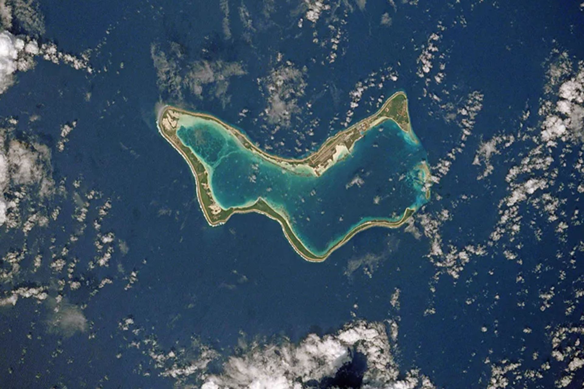 نمای هوایی پانوراما از یک آتول مرجانی در مجمع‌الجزایر چاگوس