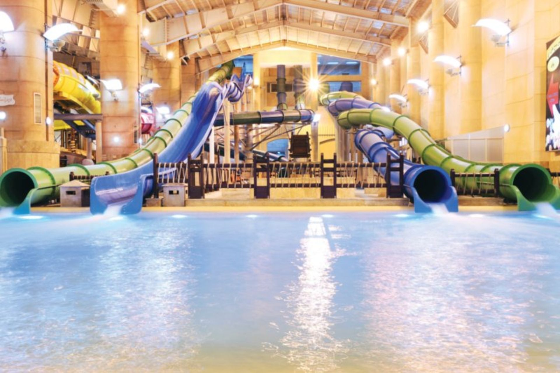 امکانات سرزمین موج های آبی مشهد