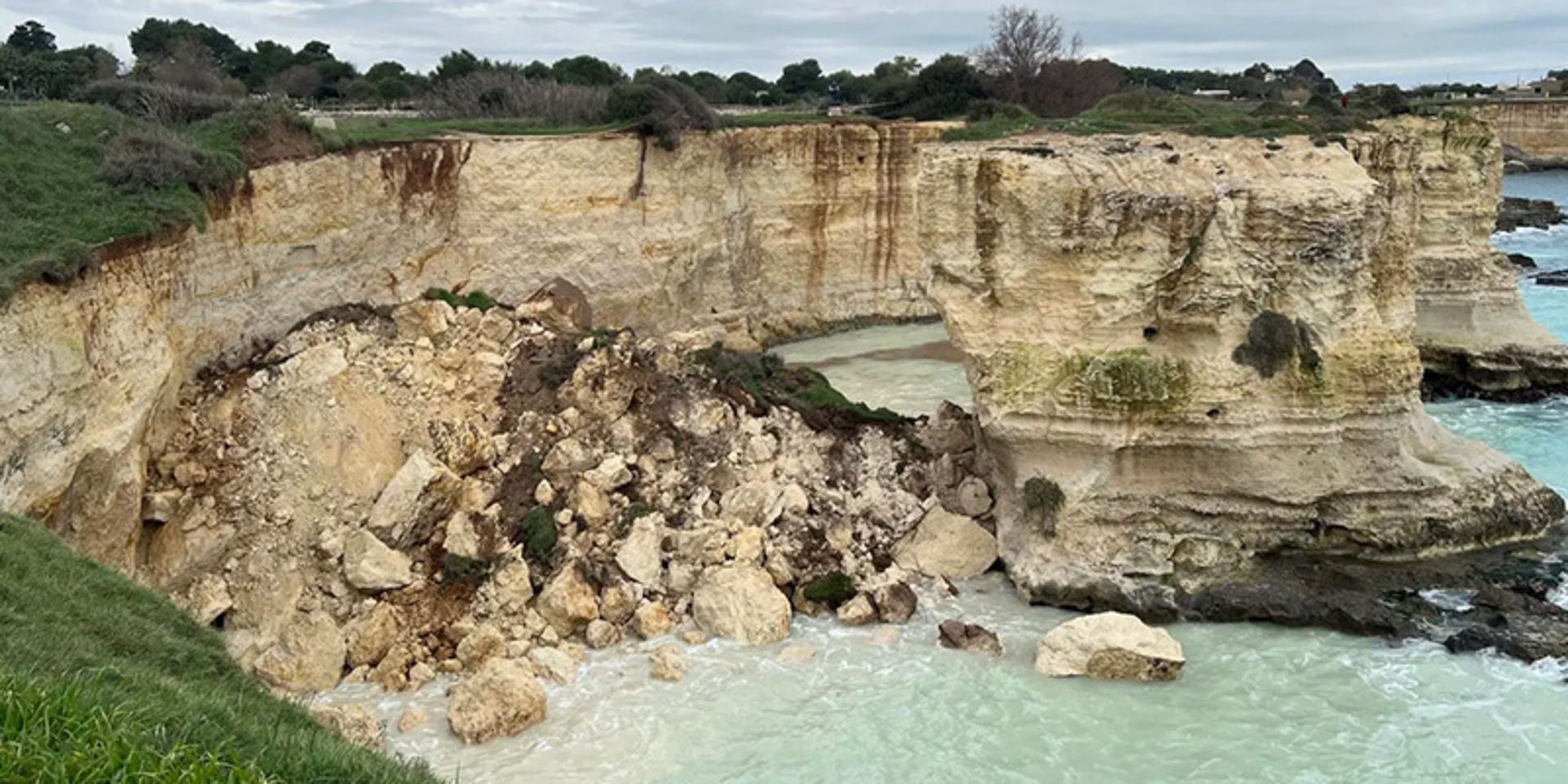تصویر بعد از فروپاشی طاق سنگی معروف به «طاق عشاق» در سواحل سالنتو ایتالیا