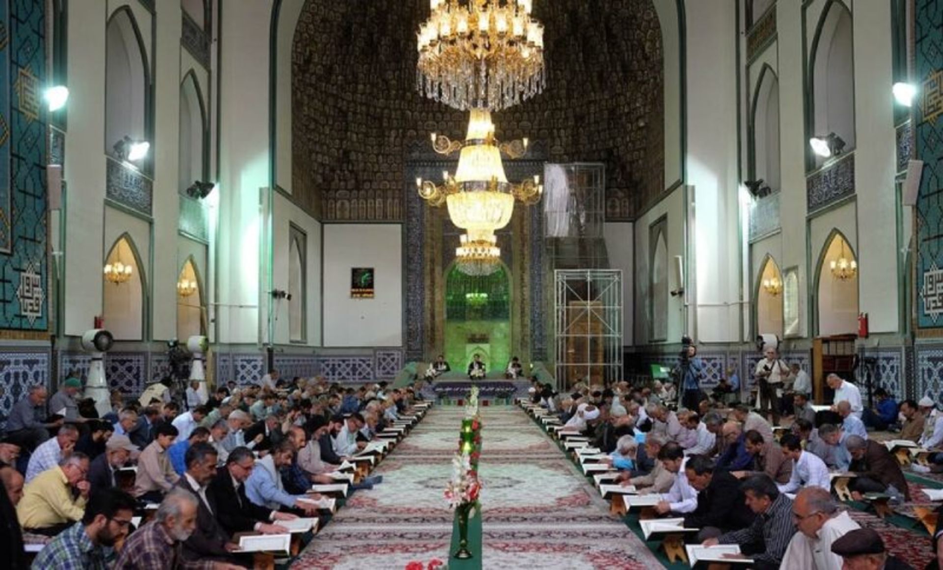 زائران در فضای داخلی مسجد گوهرشاد مشهد